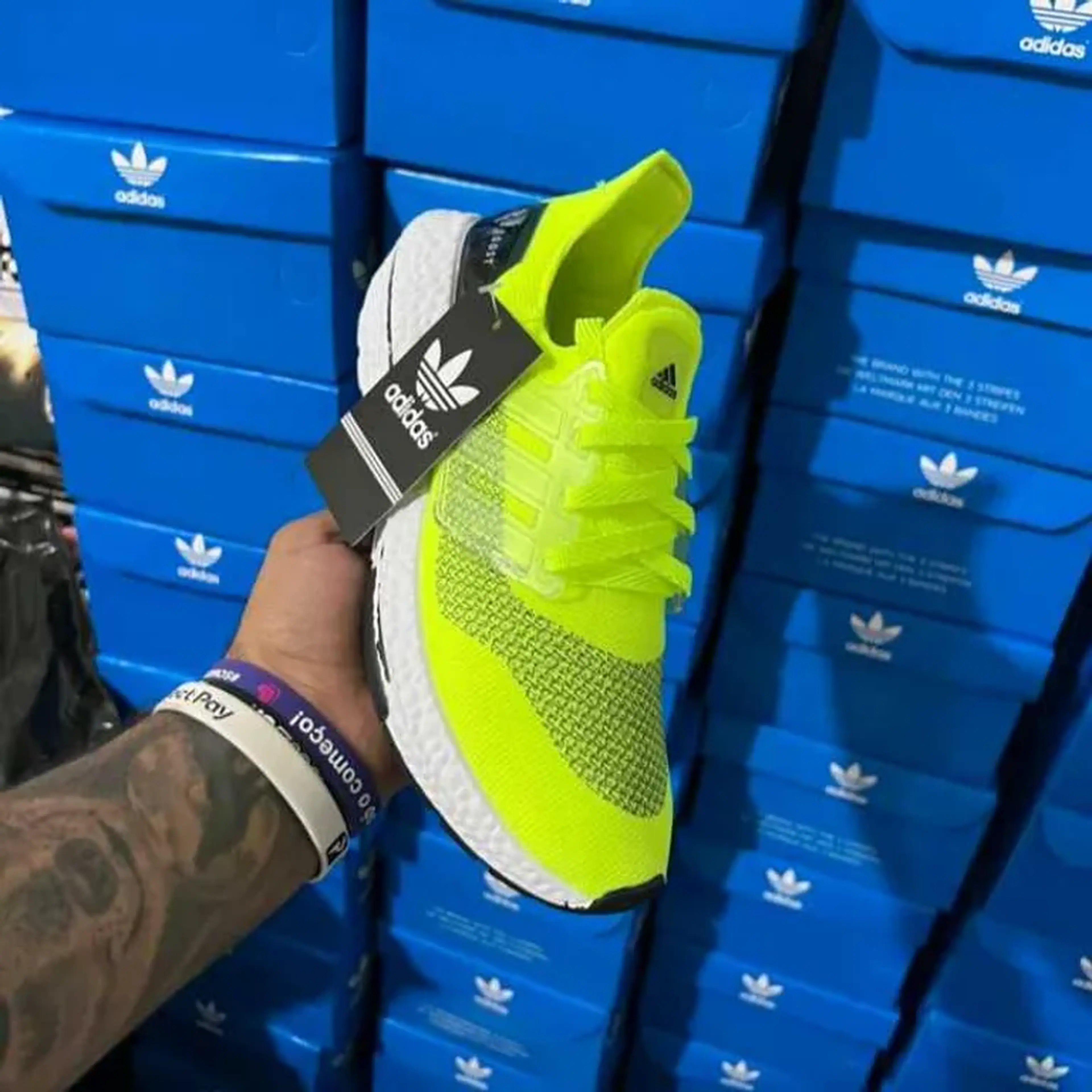 Adidas UltraBoost - Verde. imagem