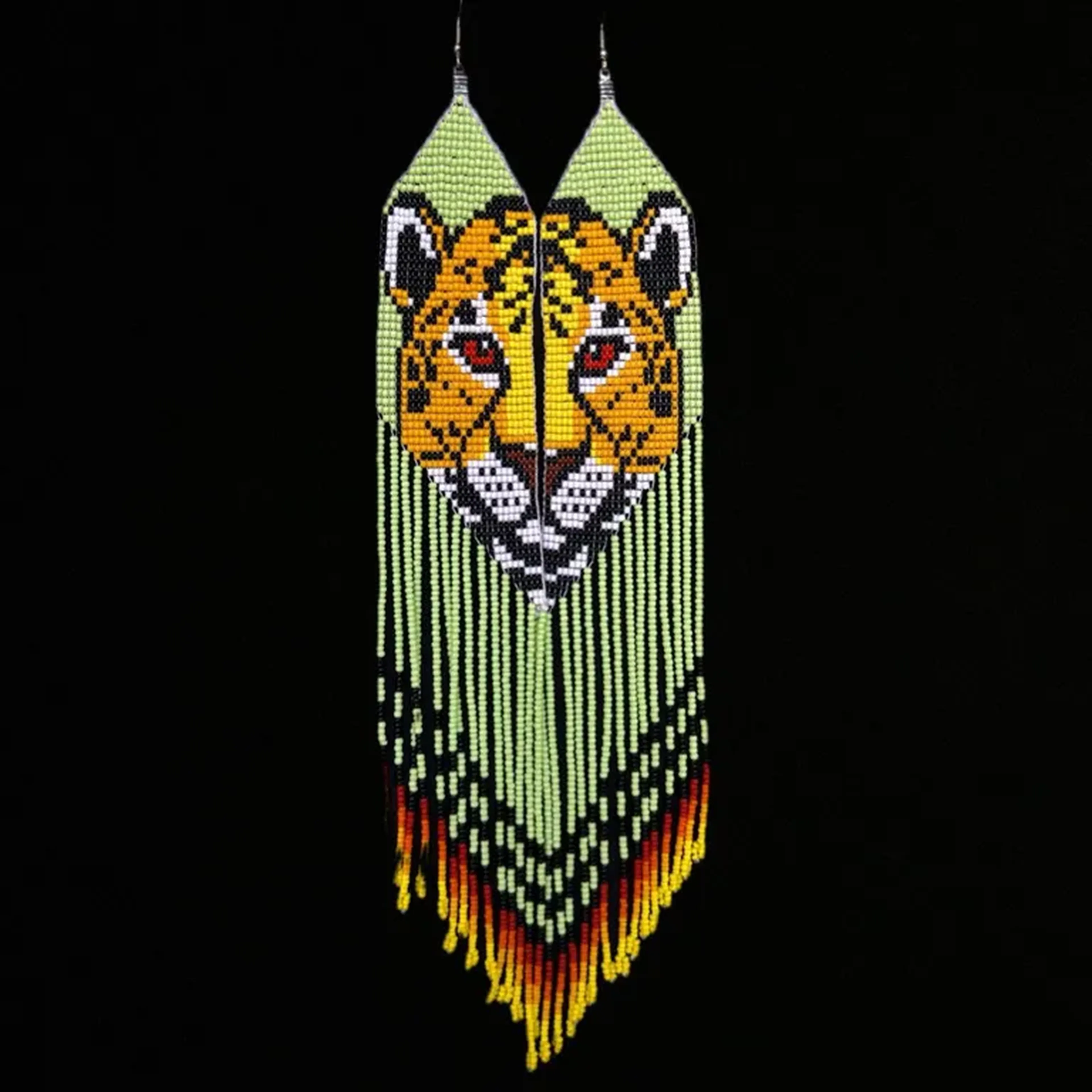 Brinco de onça pintada com fundo verde limão 🟢 imagem