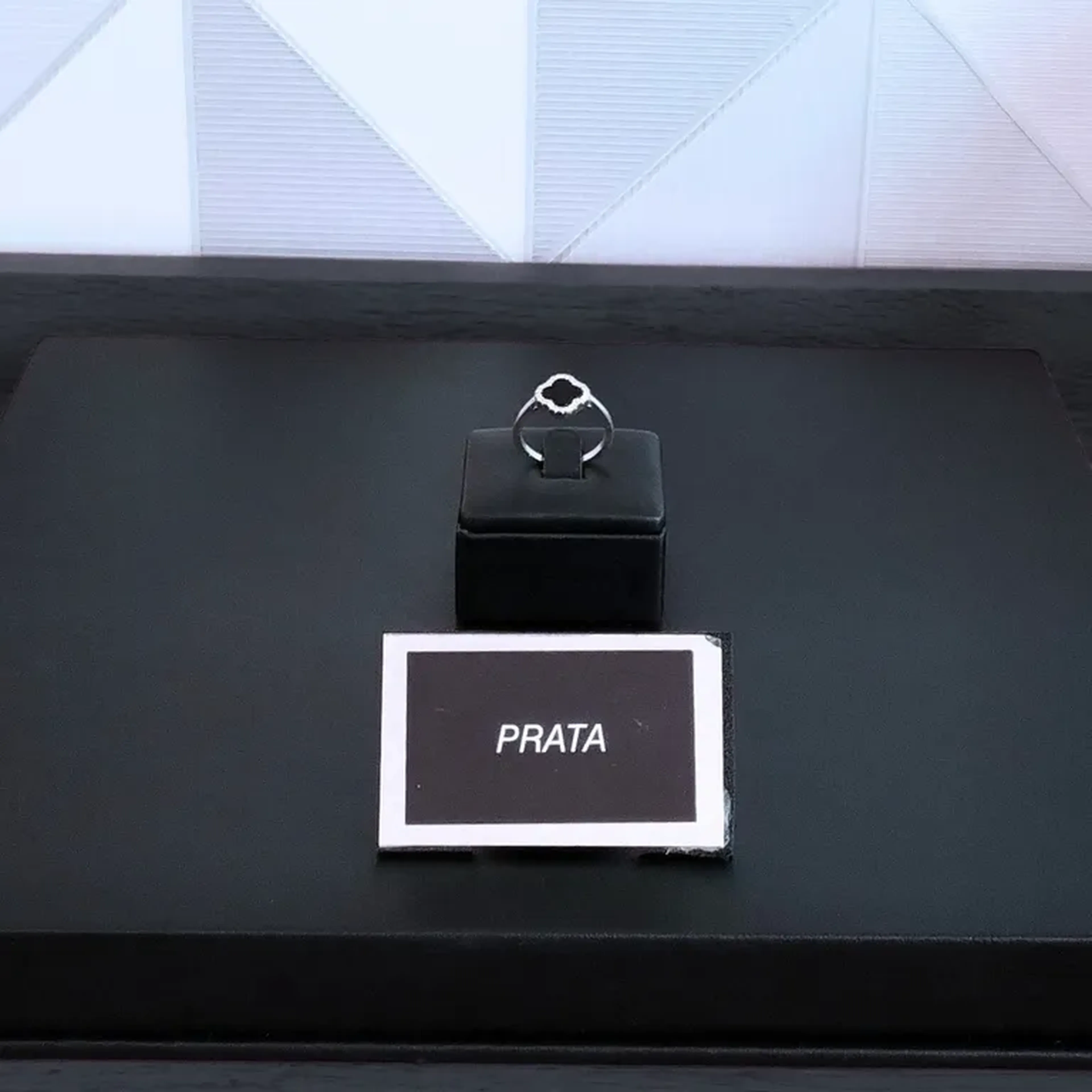 Anel Trevo com Ônix Preto em Prata 925 – Sorte e Elegância! imagem