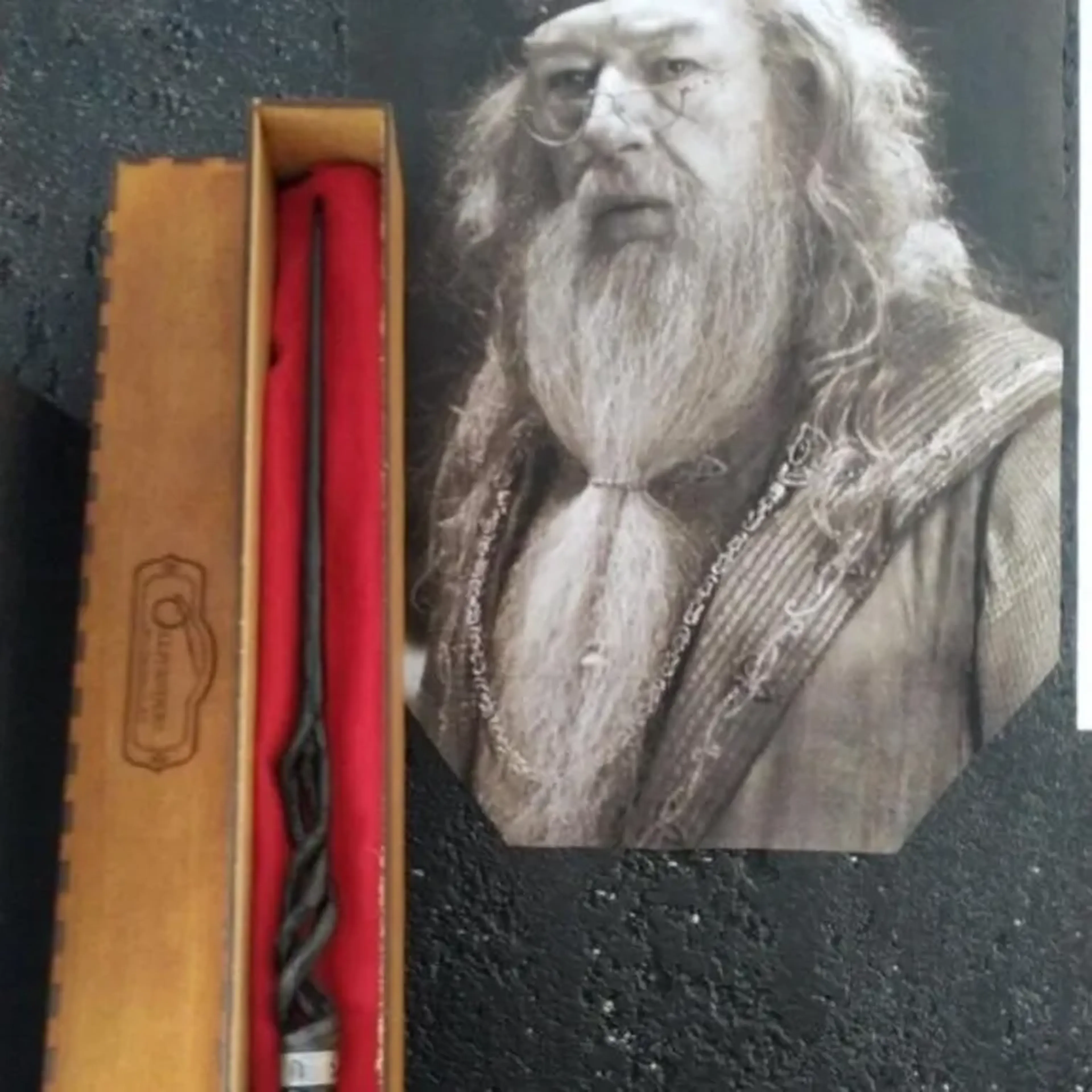 Varinha Impressa em 3D Alvo Dumbledore + caixa imagem