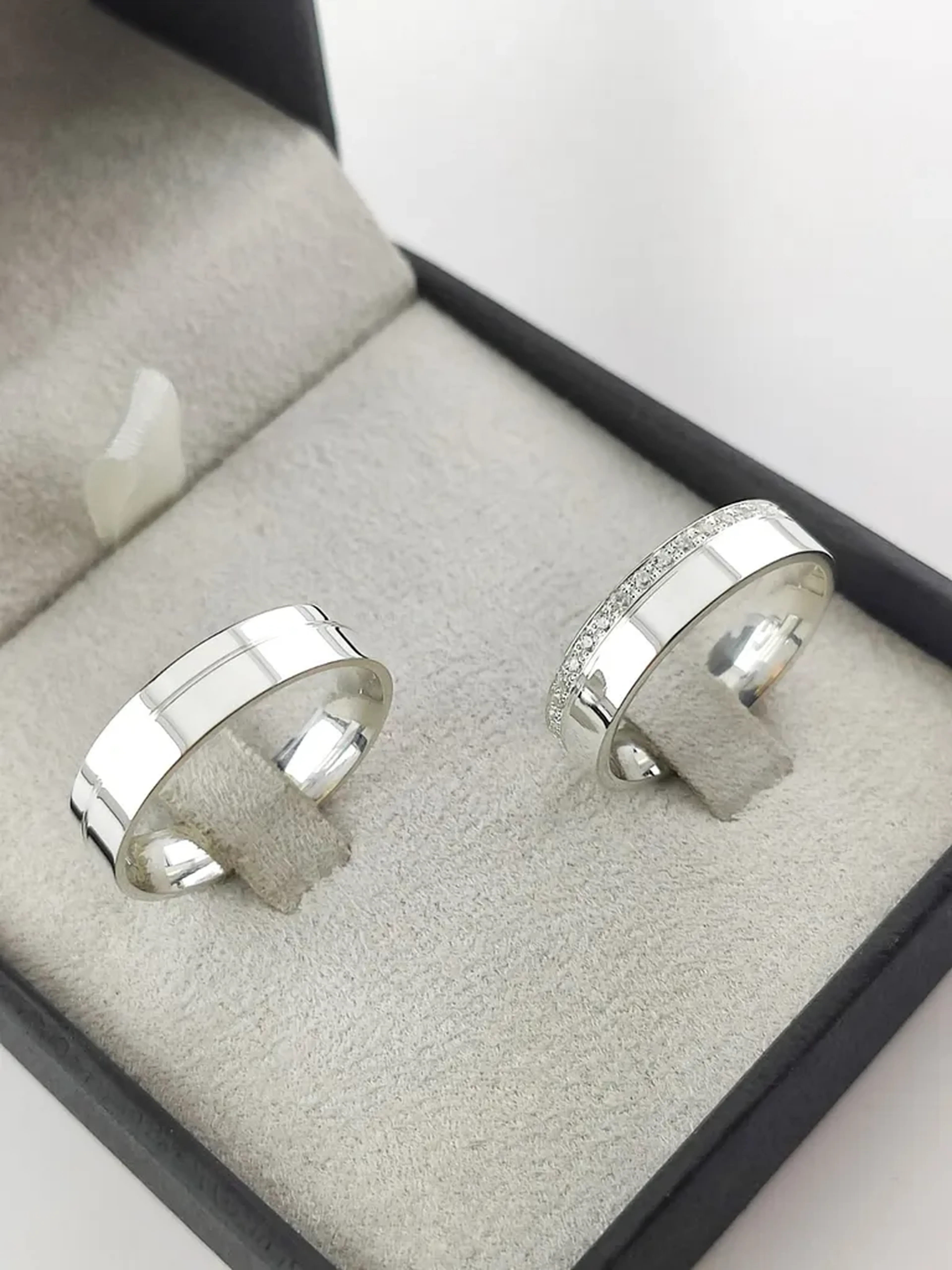 PAR DE ALIANÇA 5MM CRAVEJADA MEIA ALIANÇA imagem