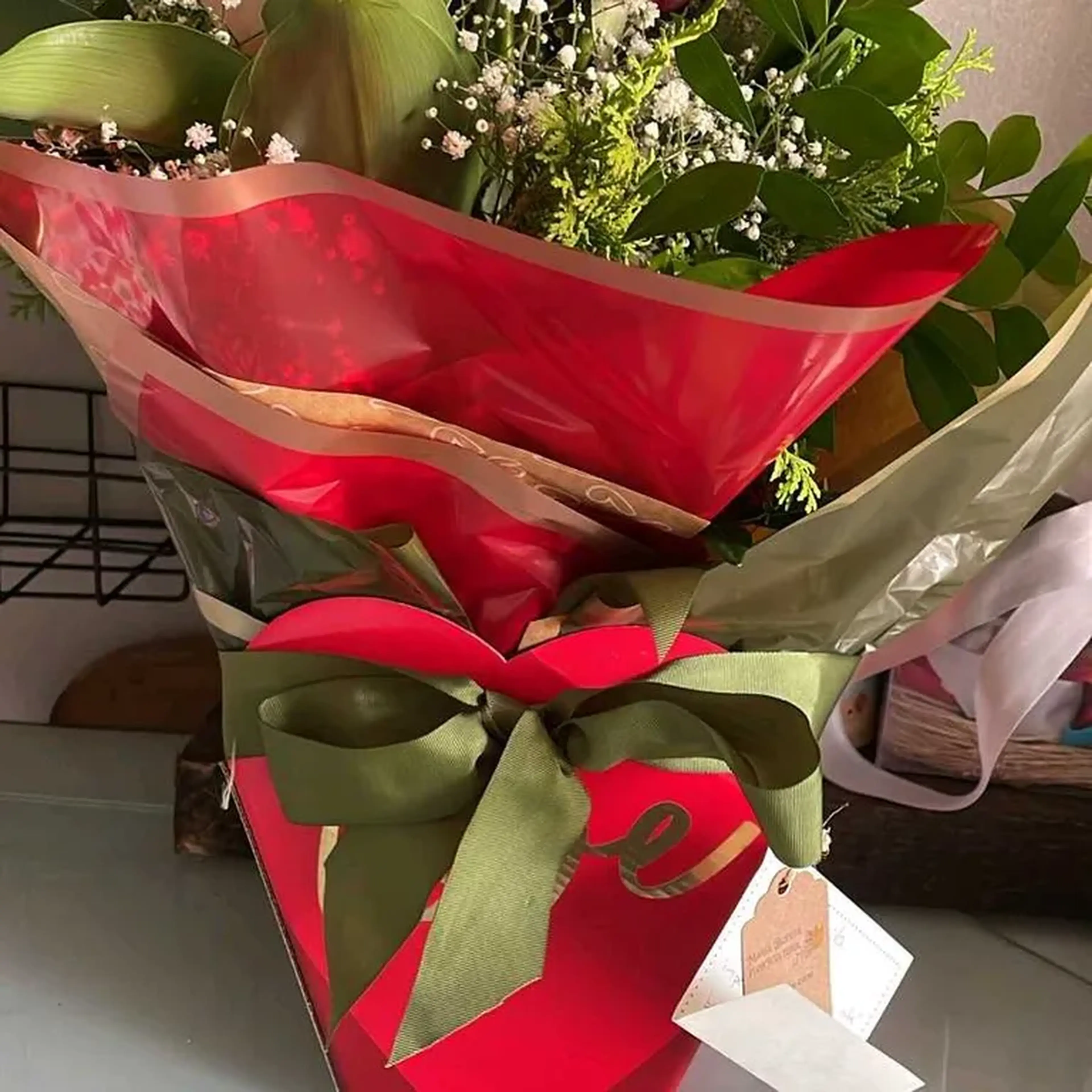 Rosas vermelhas com chocolate, card e velinha aromática. imagem