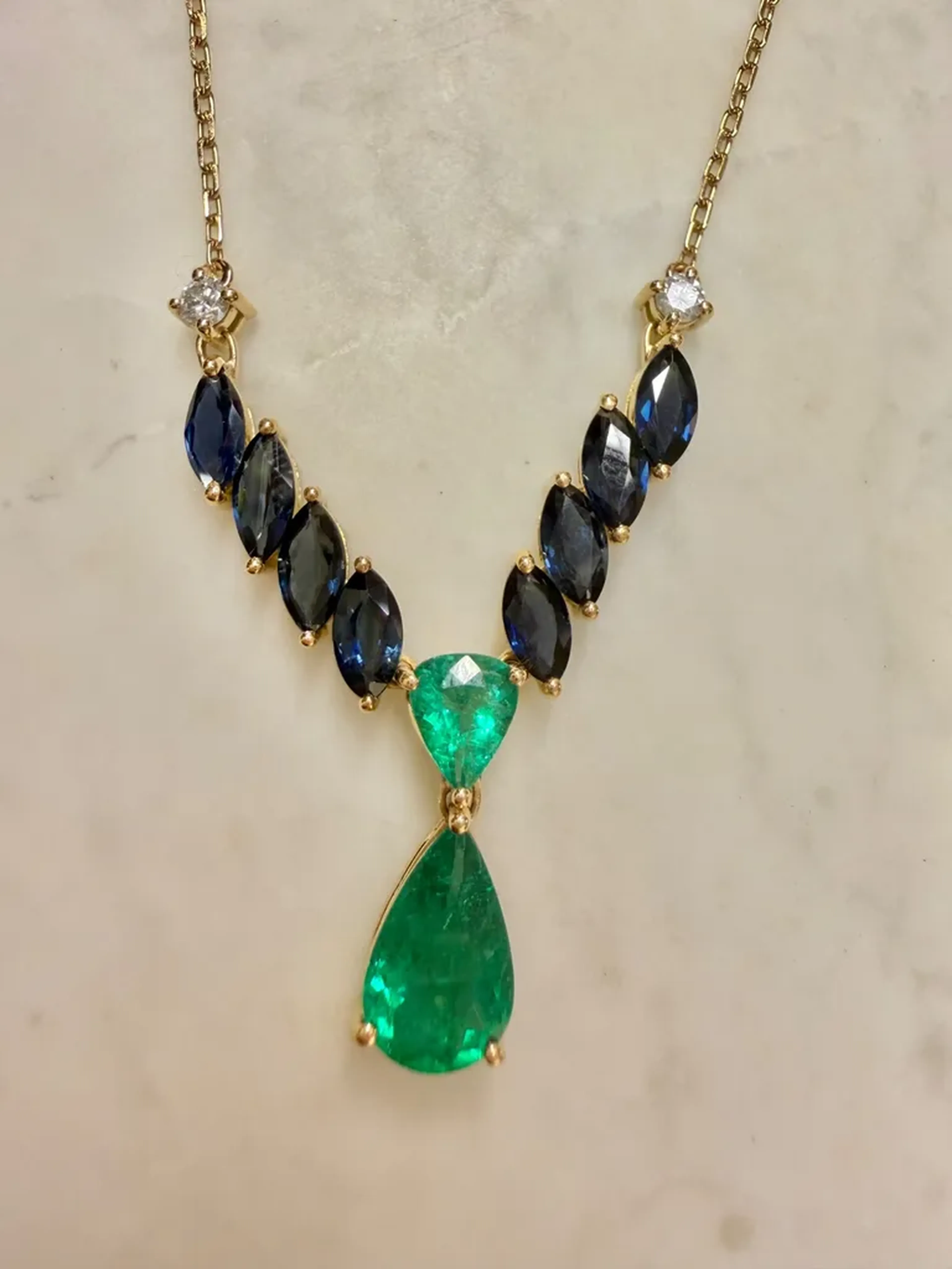 Colar com esmeraldas safiras e diamantes imagem