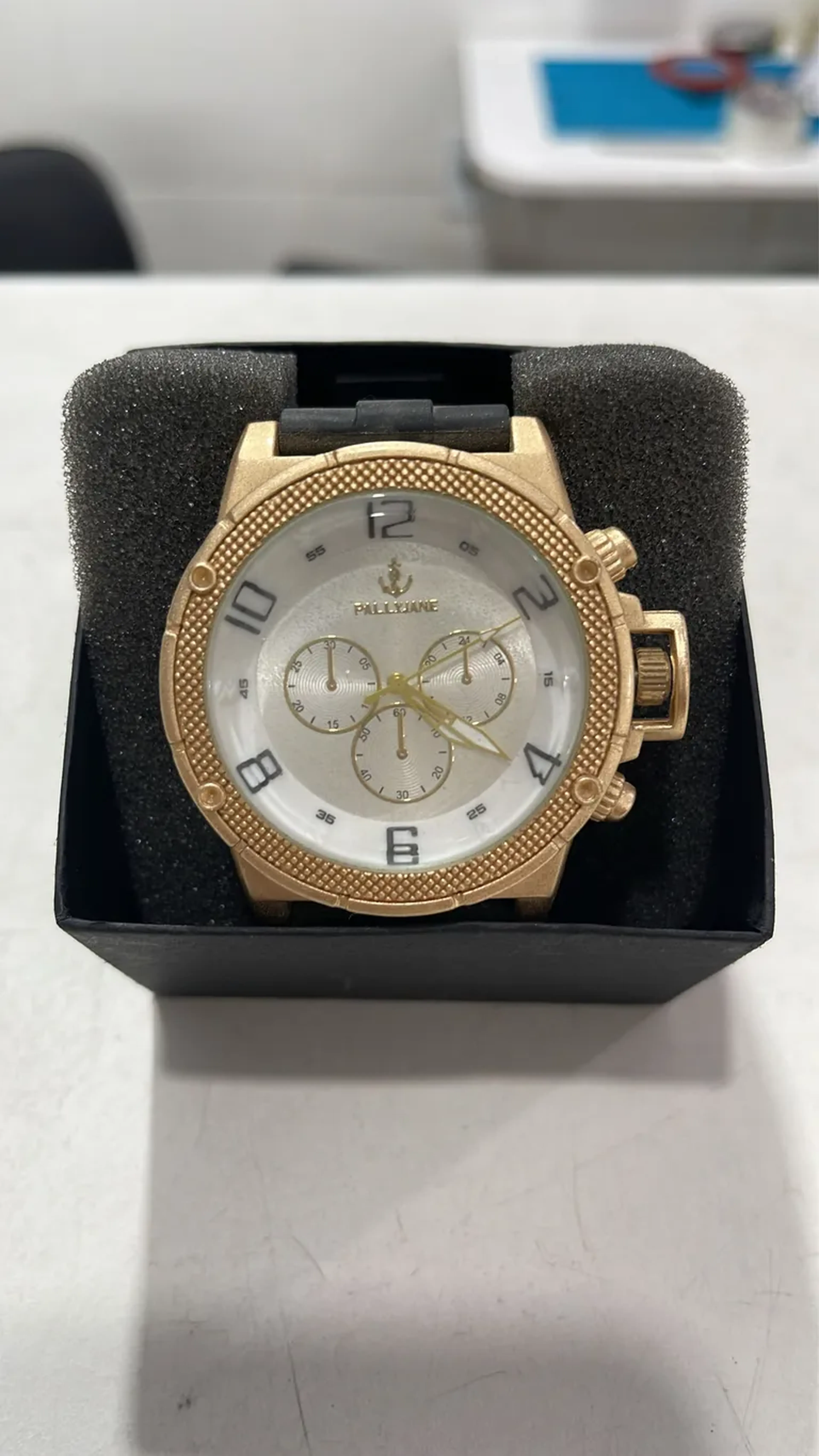 Relógio Dourado com pulseira preta imagem