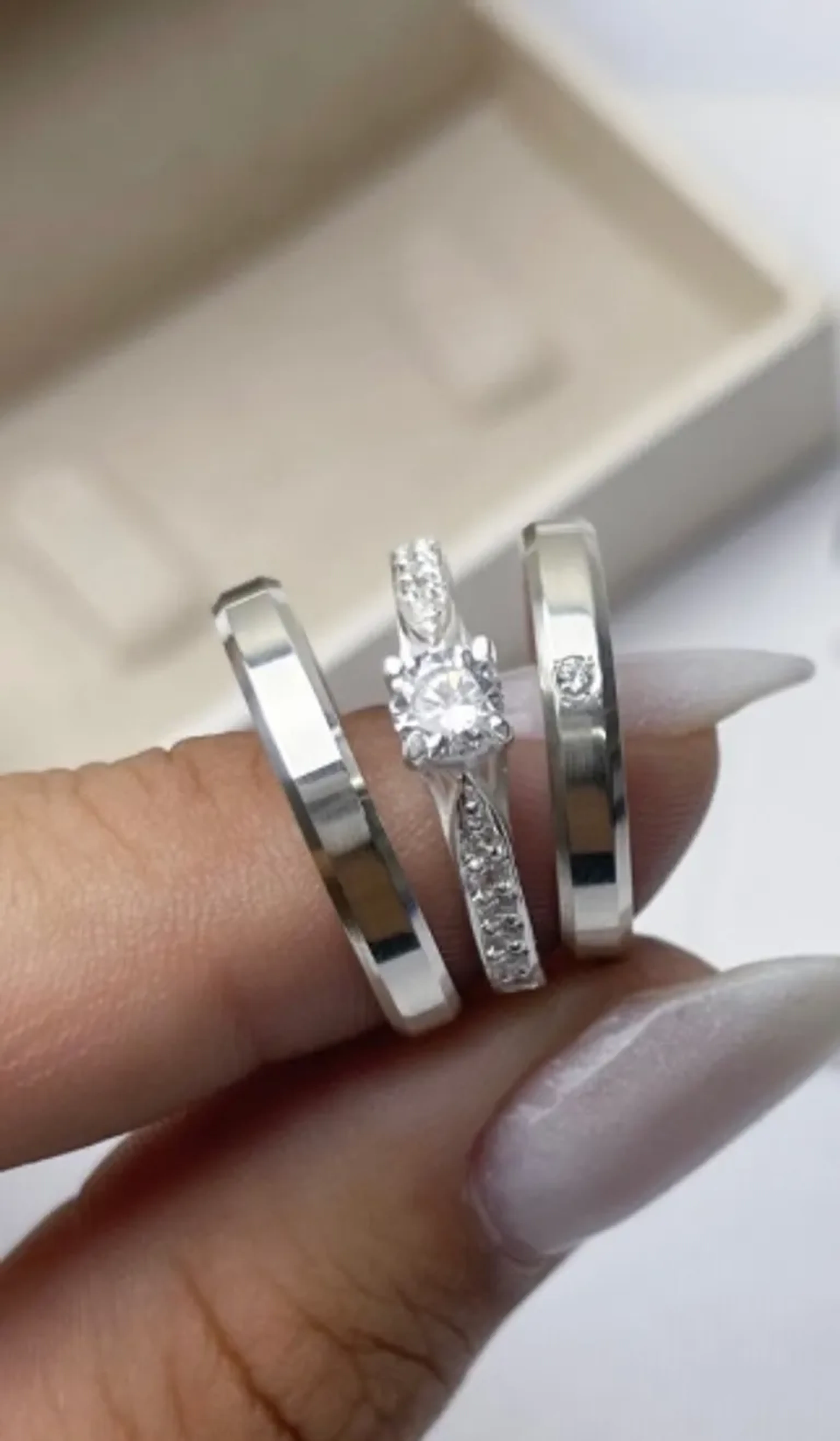 O Par 3MM com uma pedra cravejada imagem