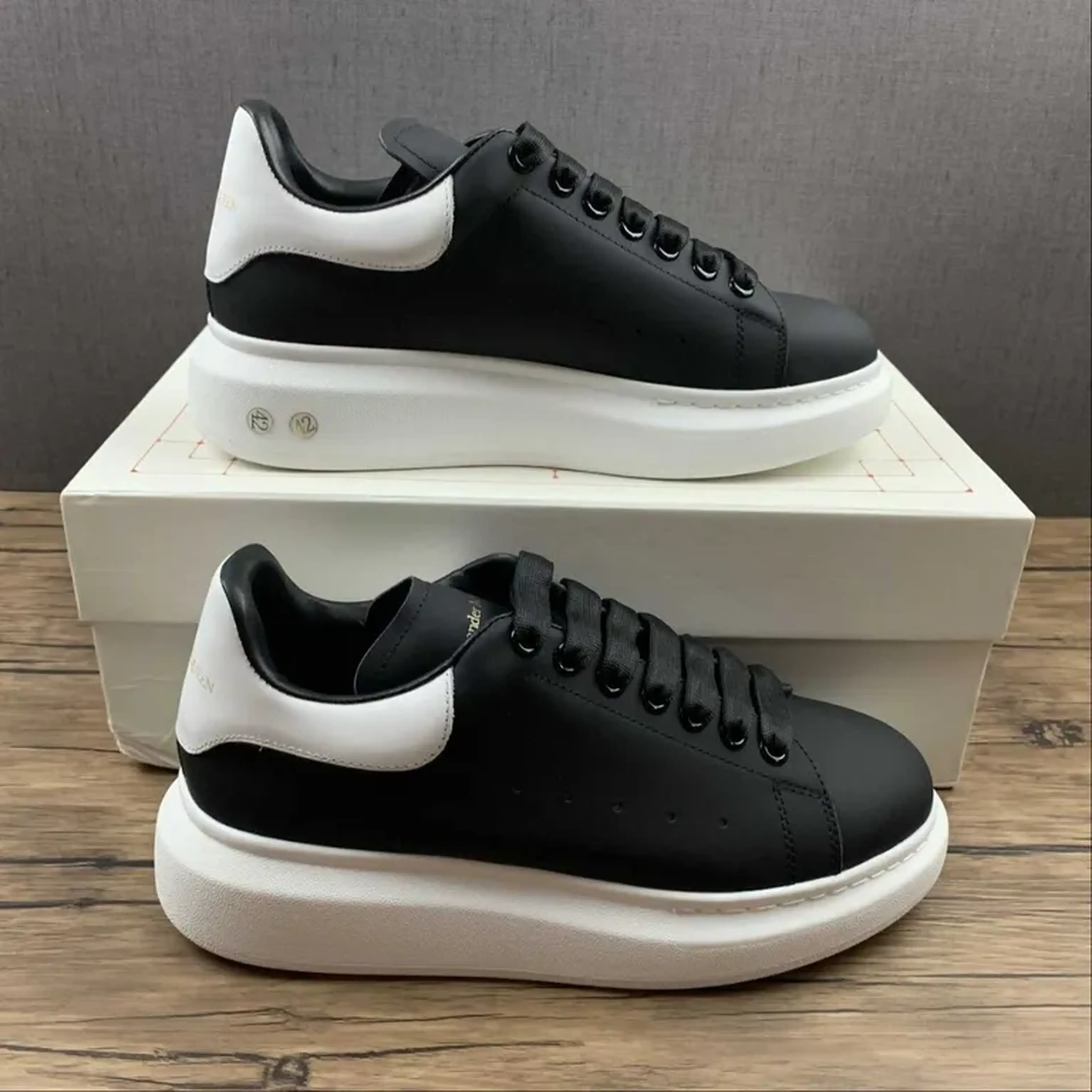 Alexander Mcqueen Preto e Branco Premium imagem