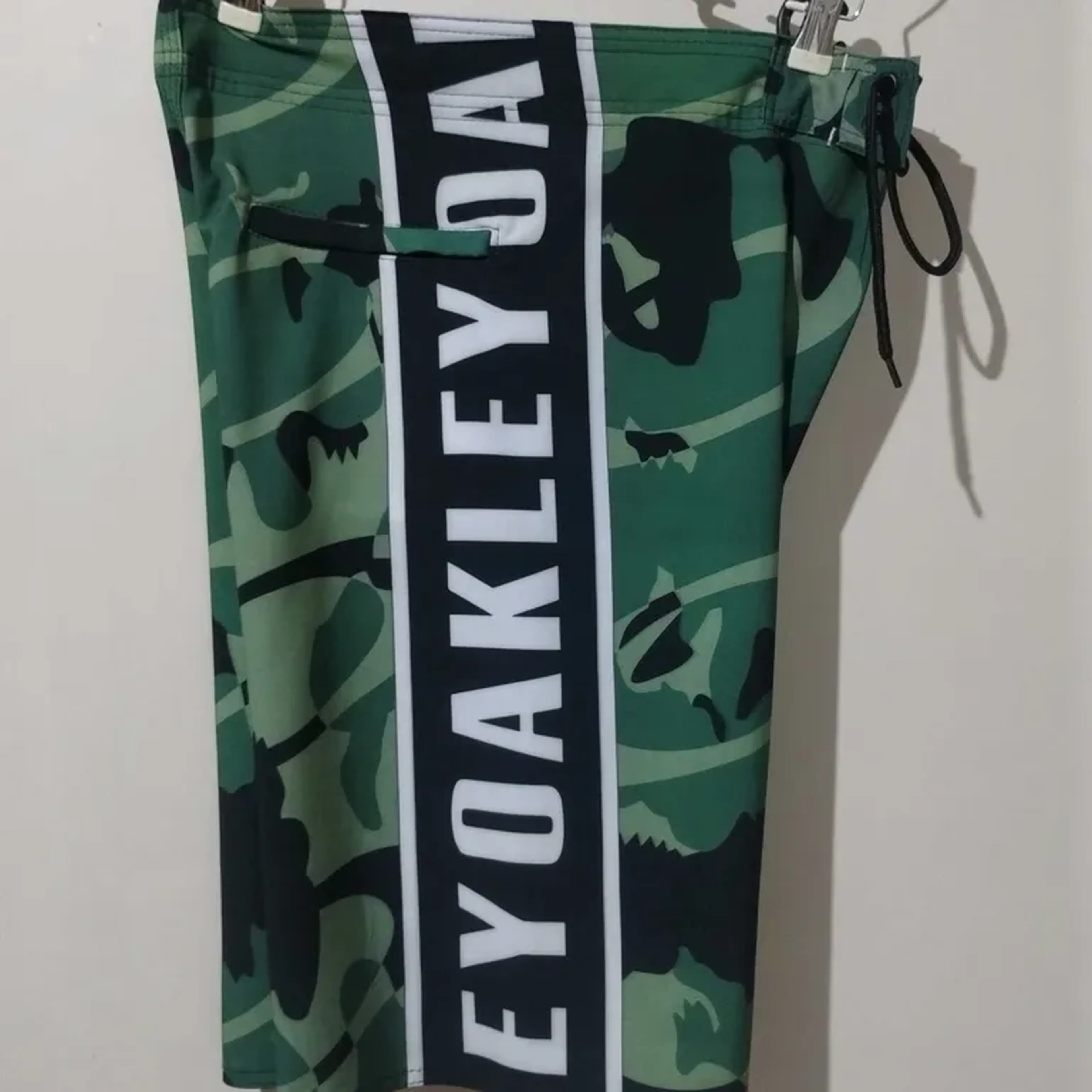 Bermuda Oakley verde camuflada Tam. 40 imagem