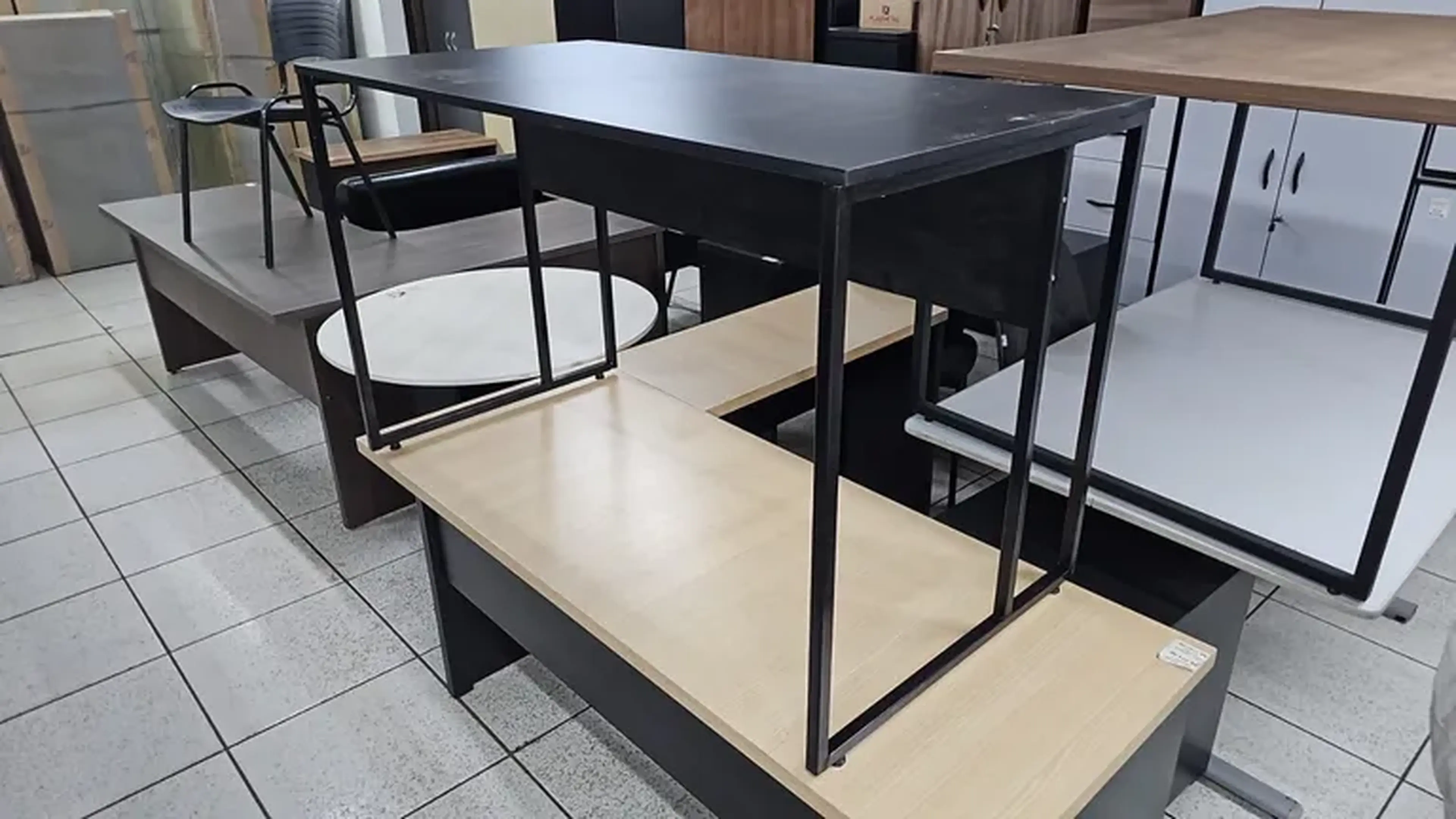 MESA SEM GAVETAS 120X60X74 TAMPO BORDA 30MM FITADO ***PÉ INDUSTR imagem