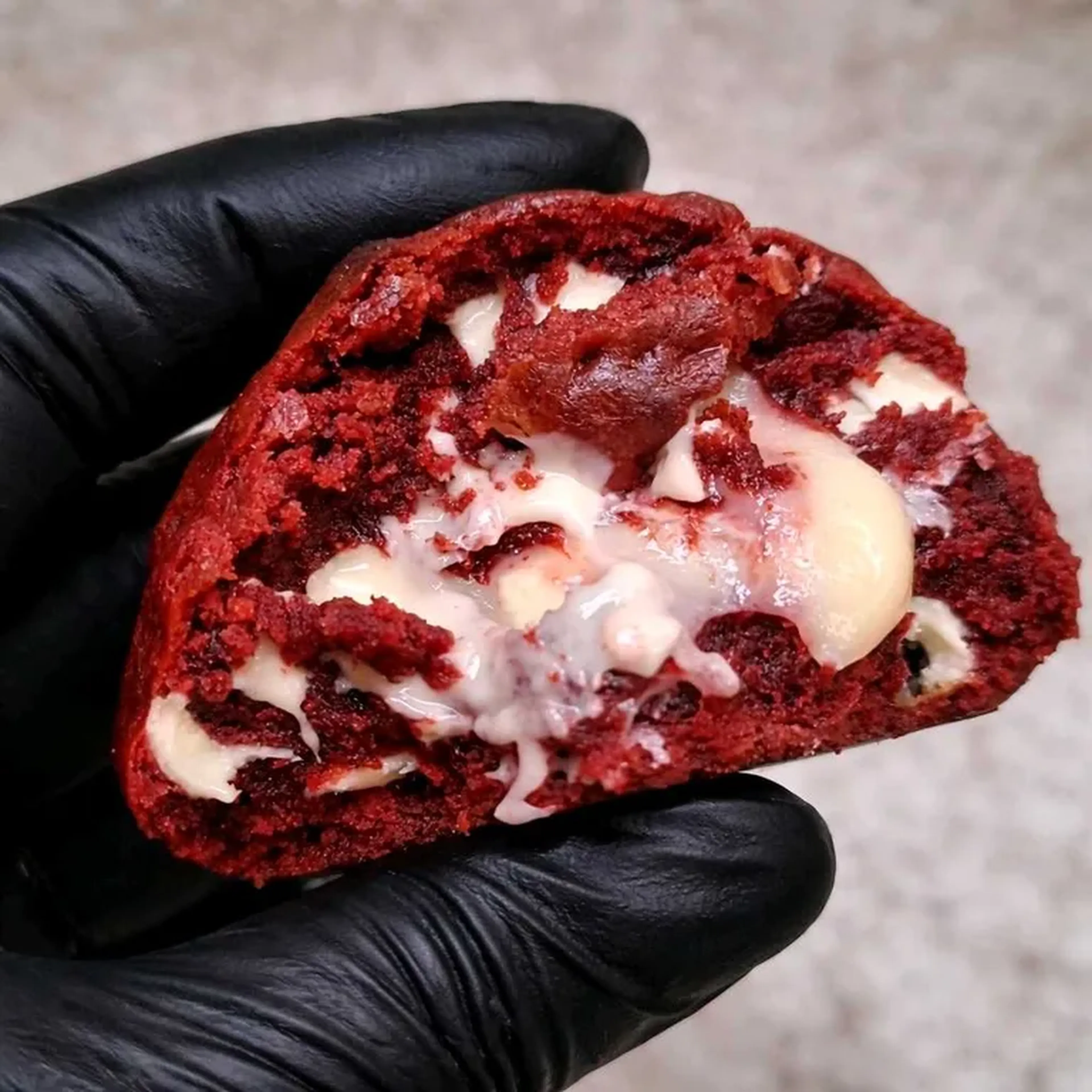 Cookie red velvet com recheio de Ninho (80g) imagem