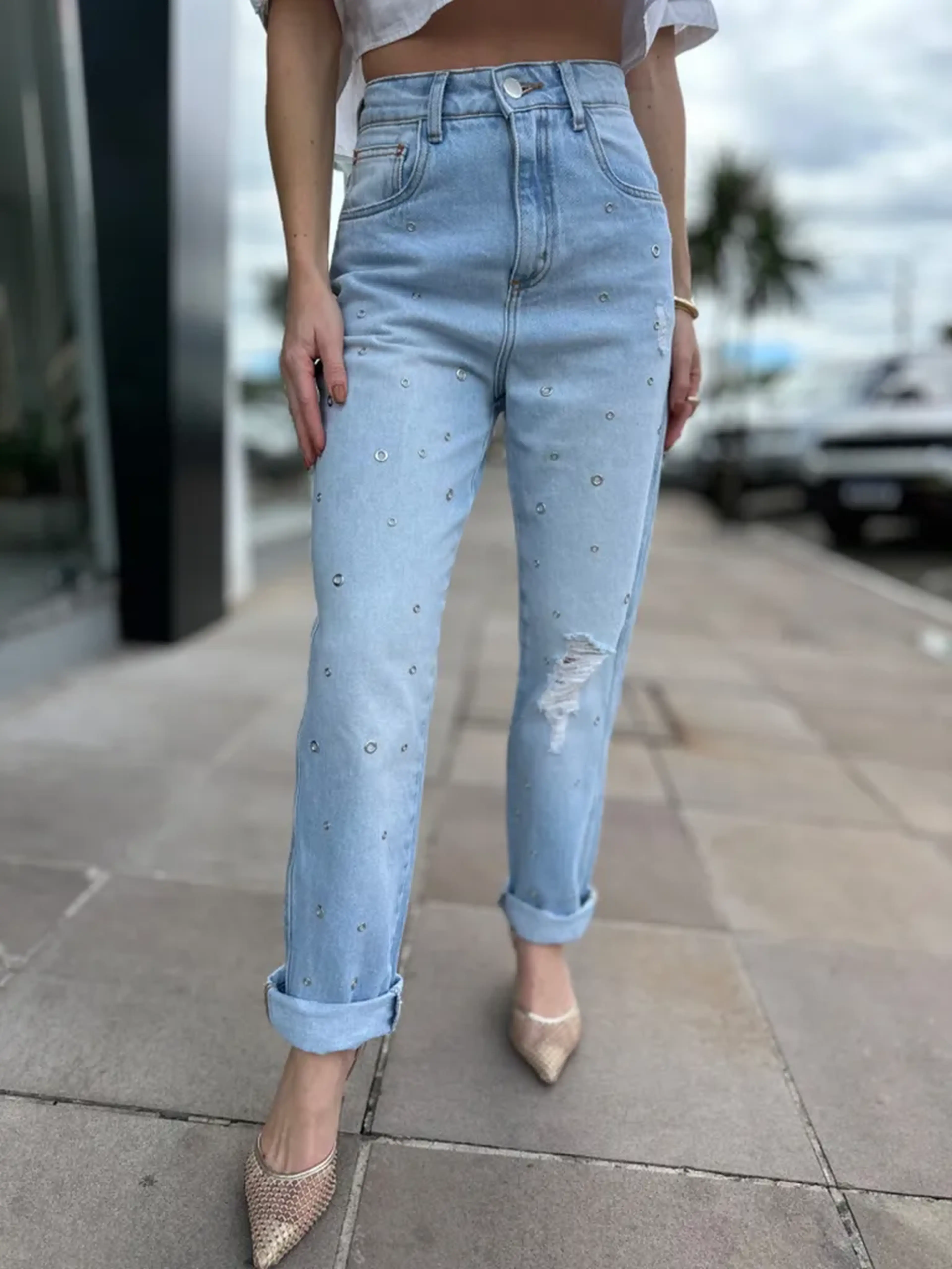 CALÇA JEANS TAPERED COM APLICAÇÕES imagem