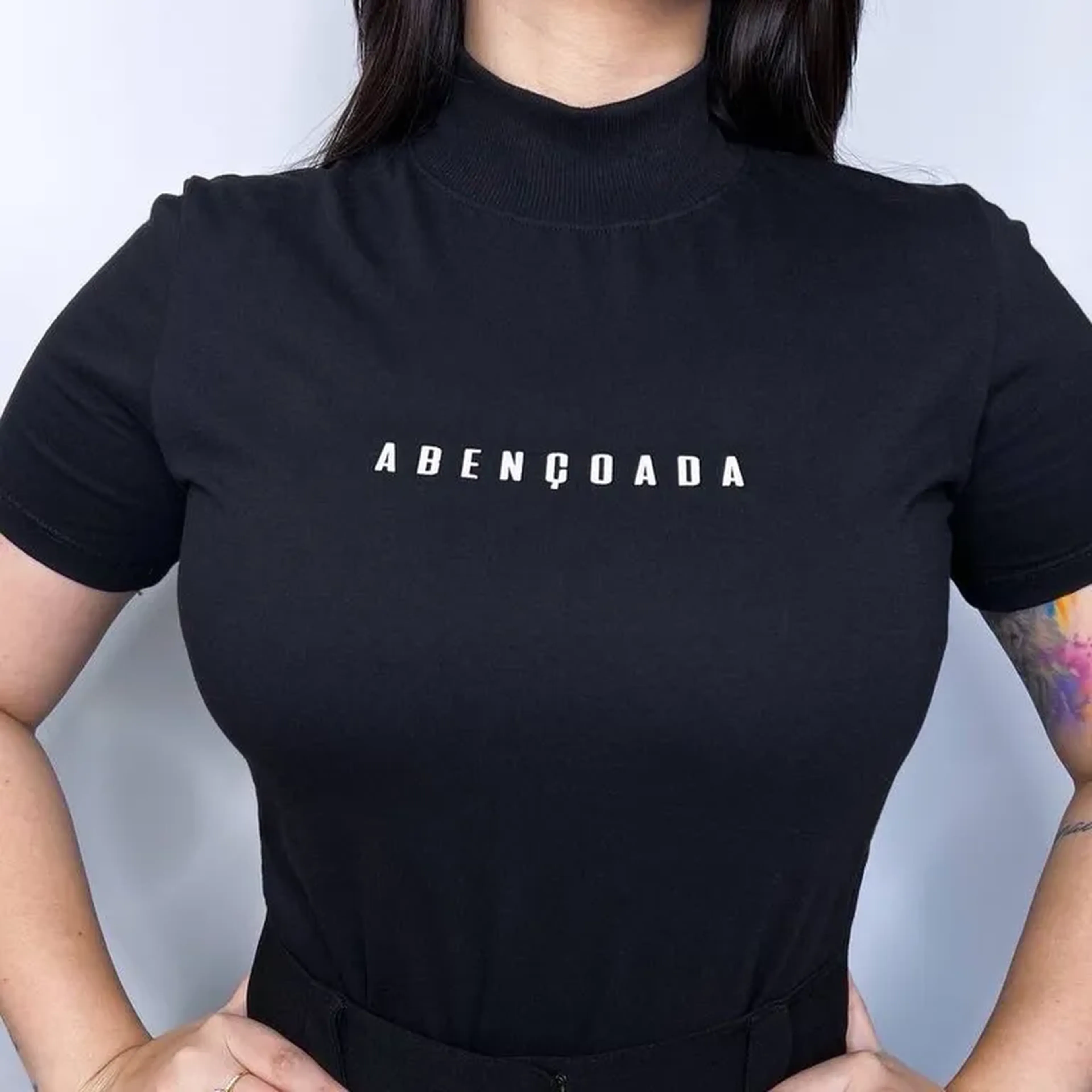 T-shirt gola alta Abençoada imagem