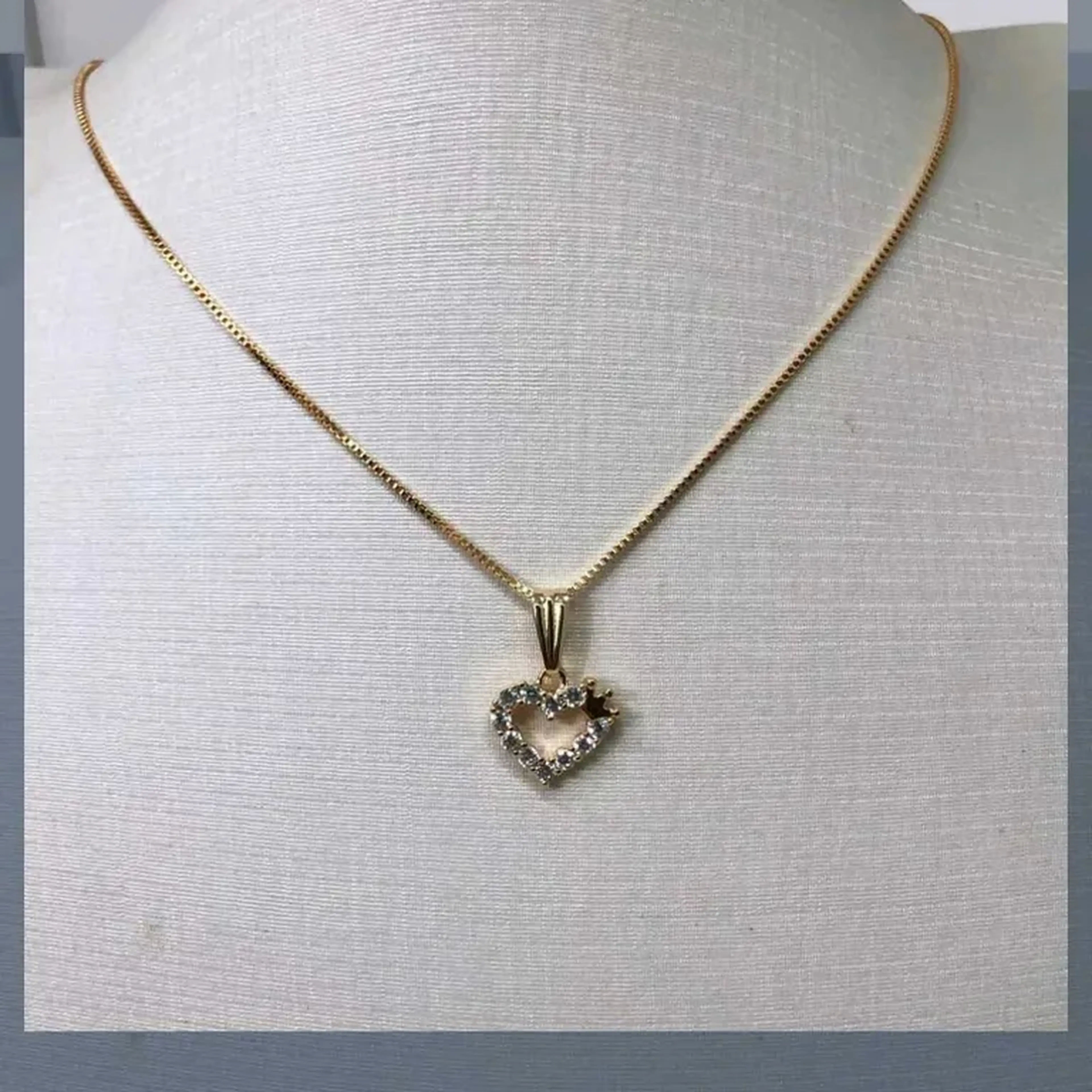 Colar coração cravejado imagem