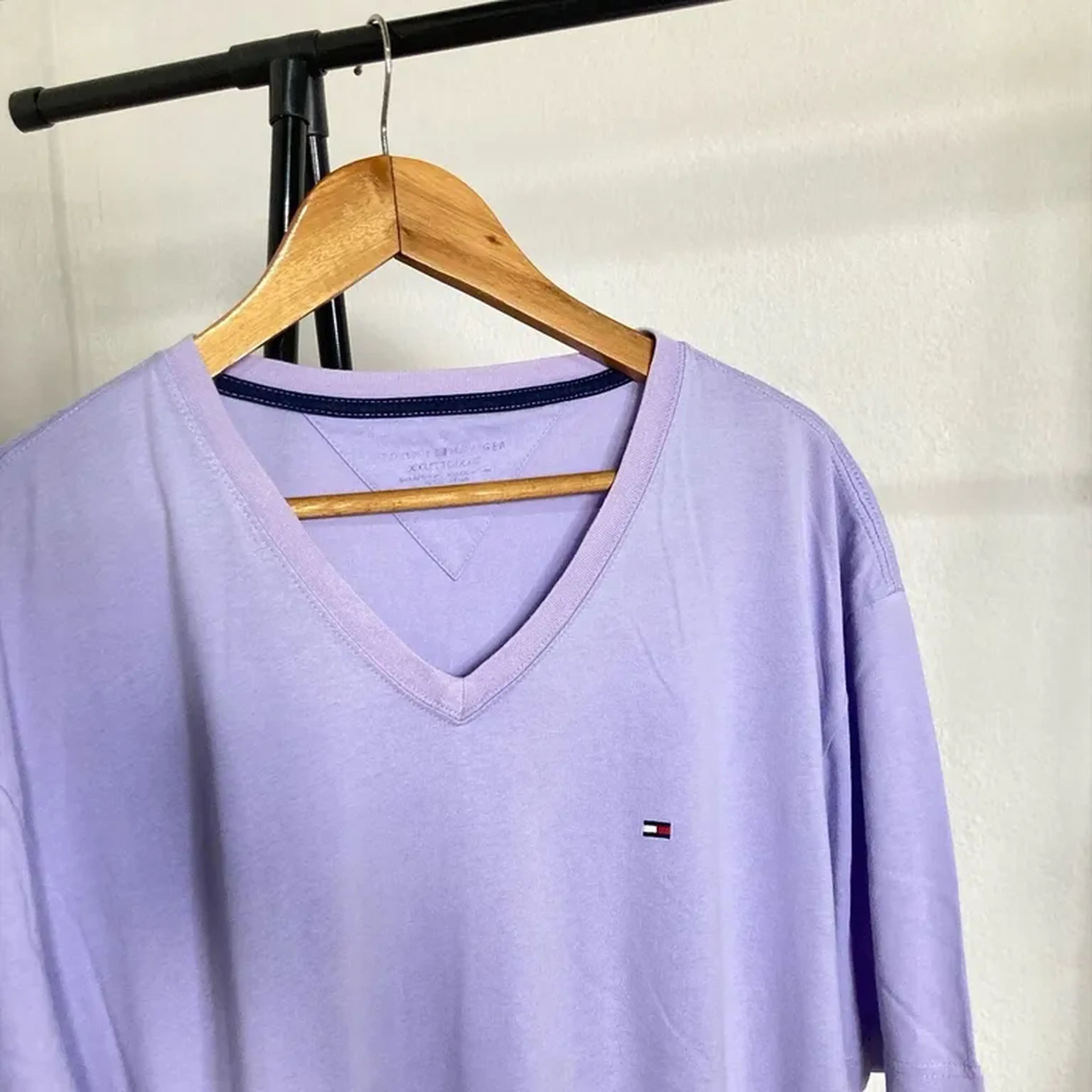 Camiseta lilás gola V Tommy Hilfiger 💟 imagem