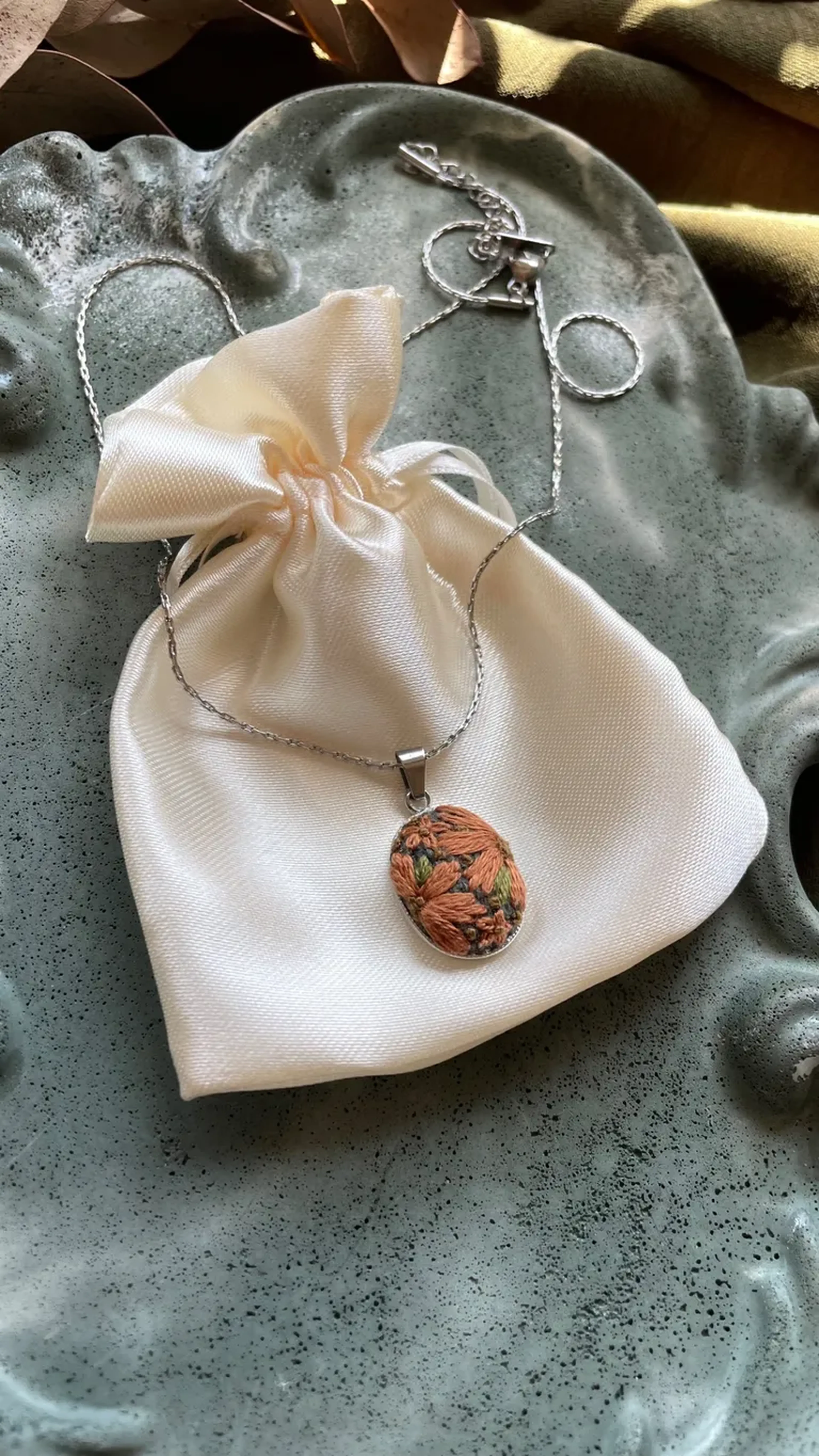 Colar com bordado de flor laranja imagem