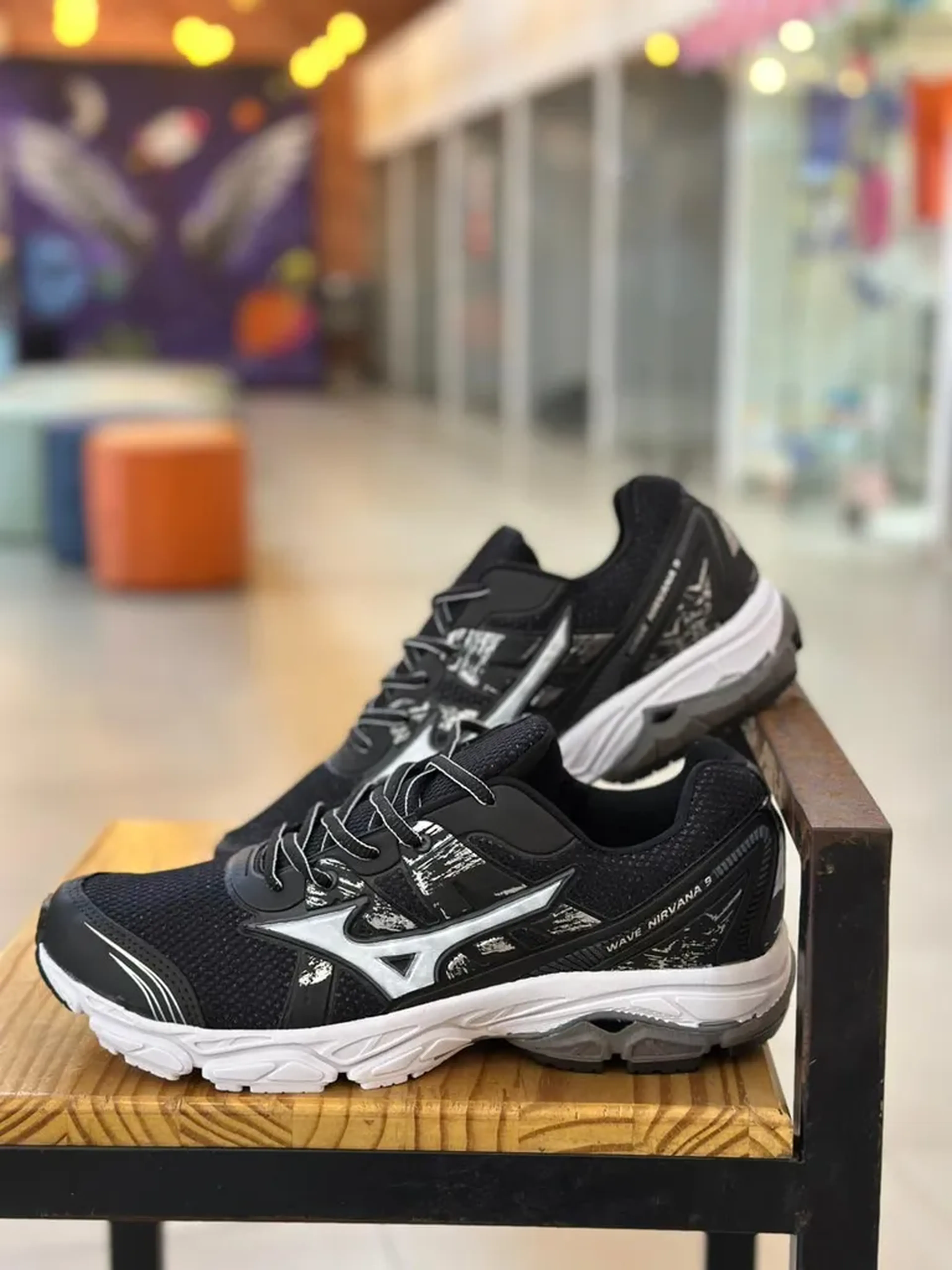 Tênis Mizuno Wave preto branco imagem