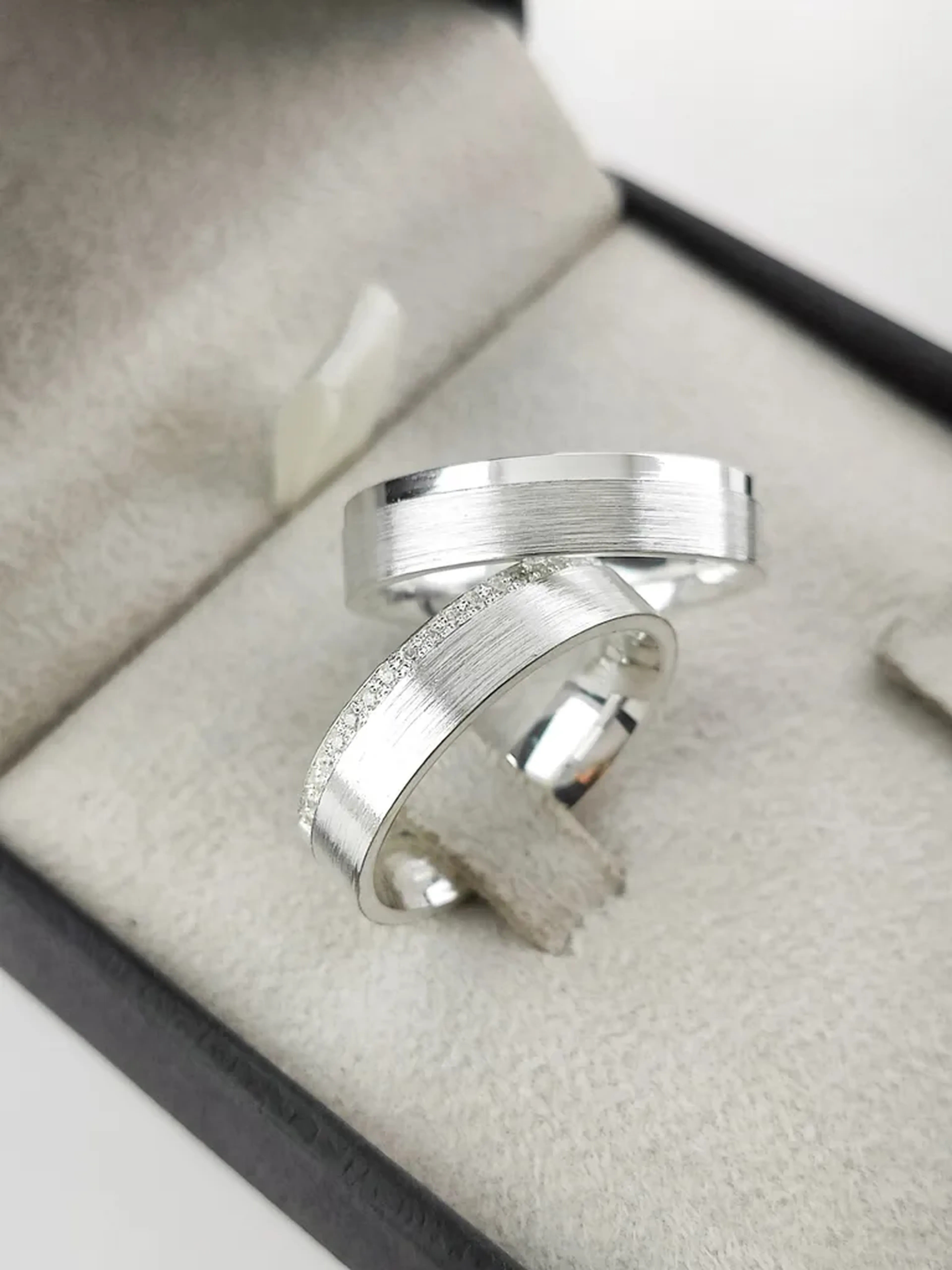 PAR DE ALIANÇA 5MM CRAVEJADA RETA FOSCA imagem