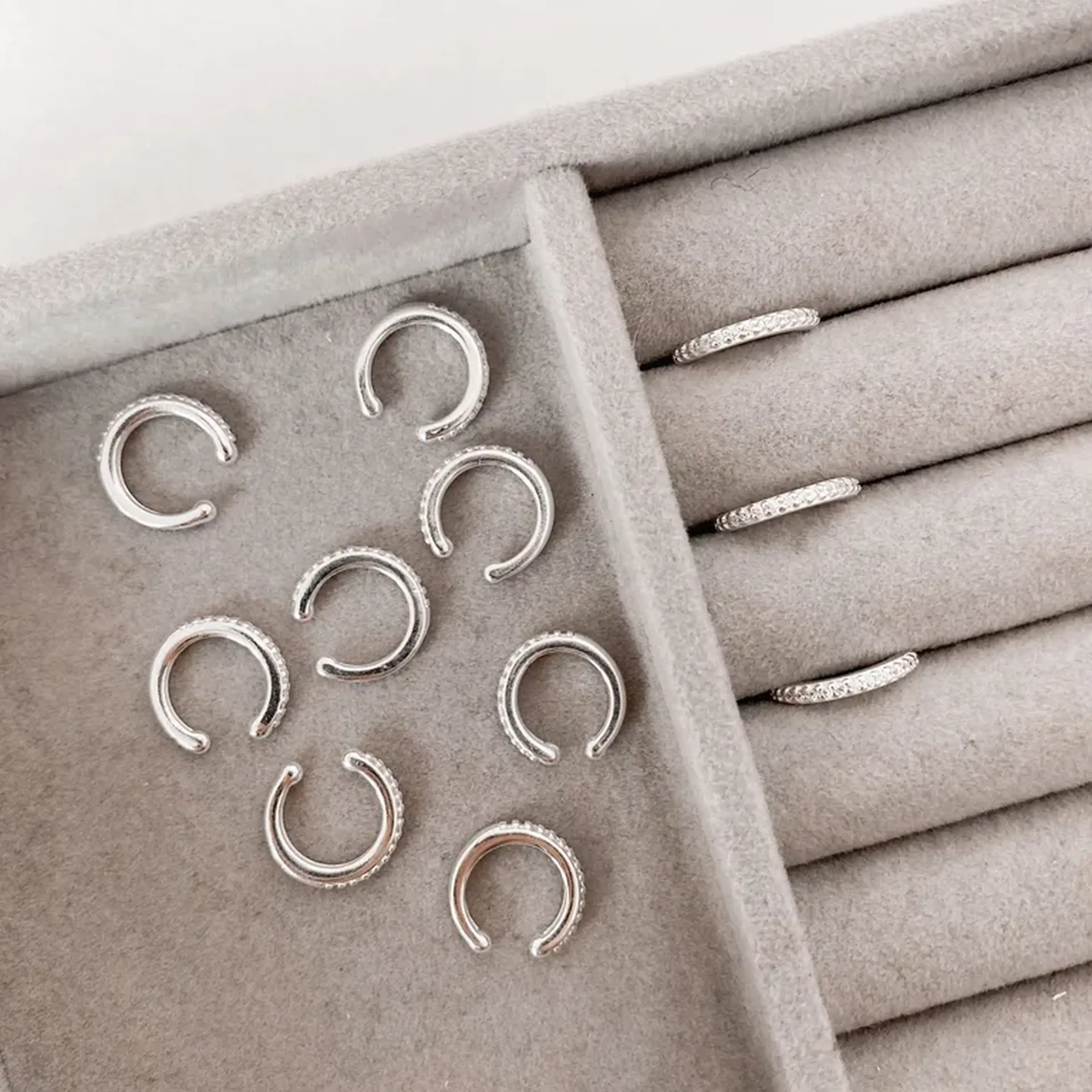 Piercing fake argola rígida cravejada imagem