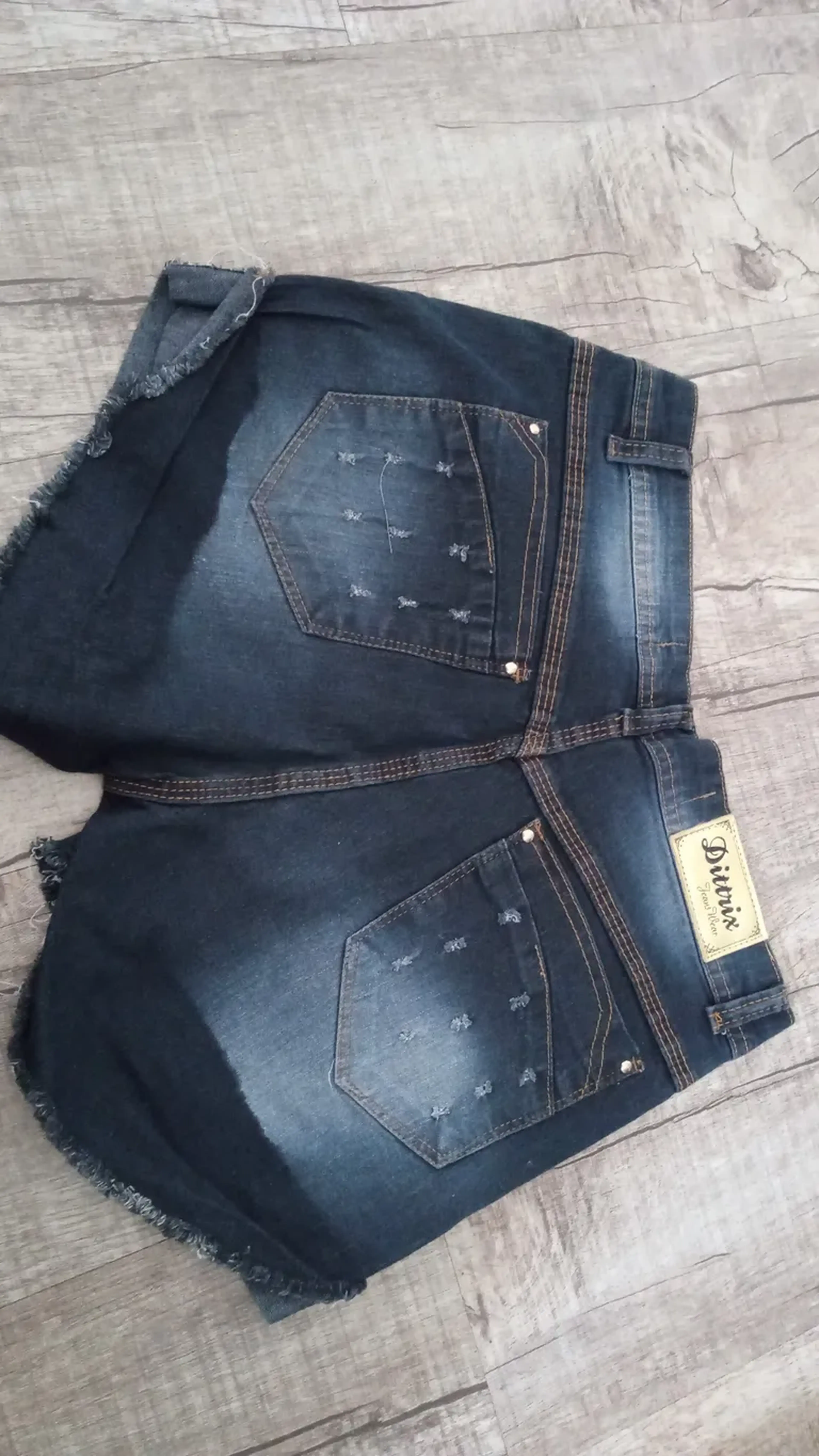 Shorts feminino Jeans TAM 42 TAM 44 Valor 40,00 Re imagem