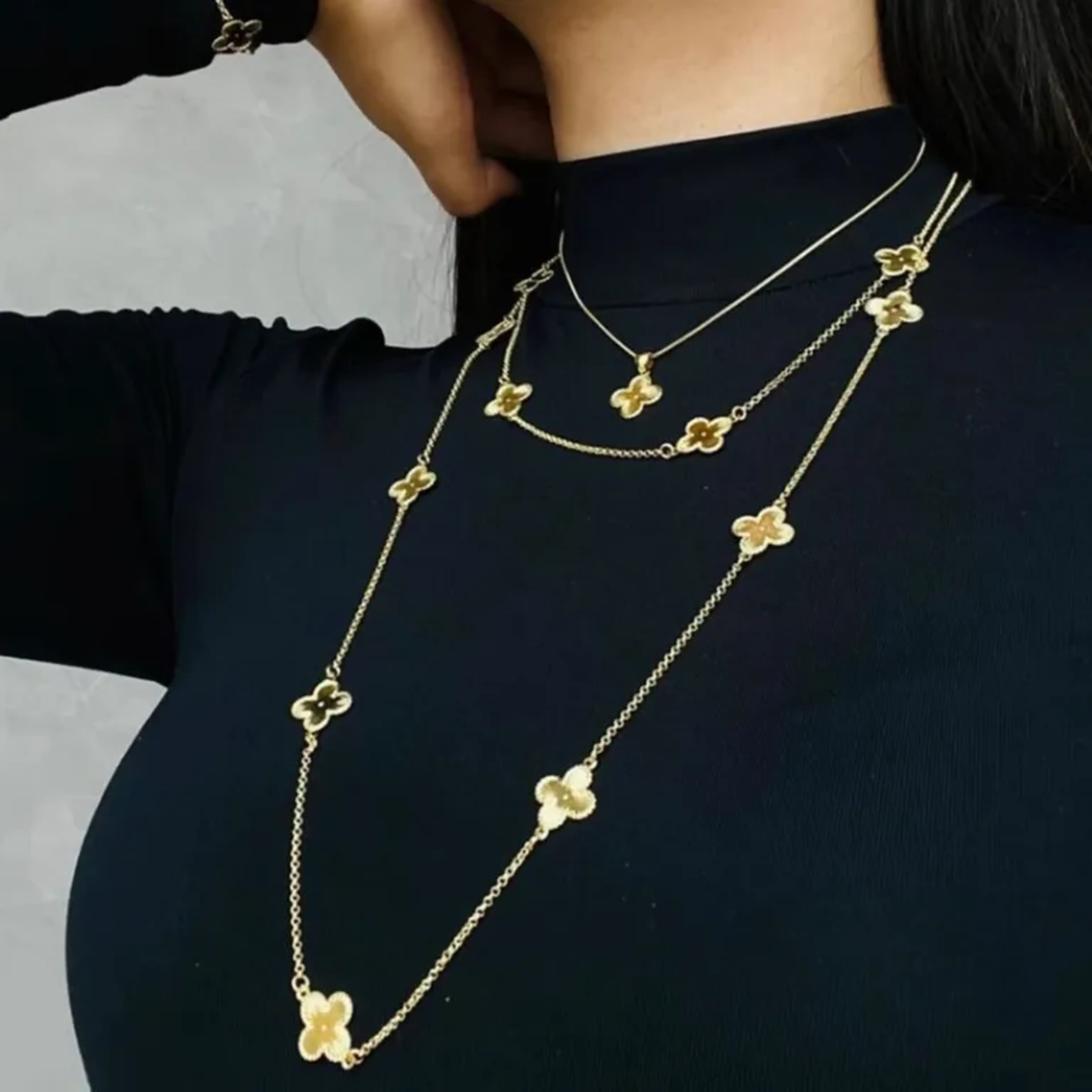 colar dourado com um trevo central imagem