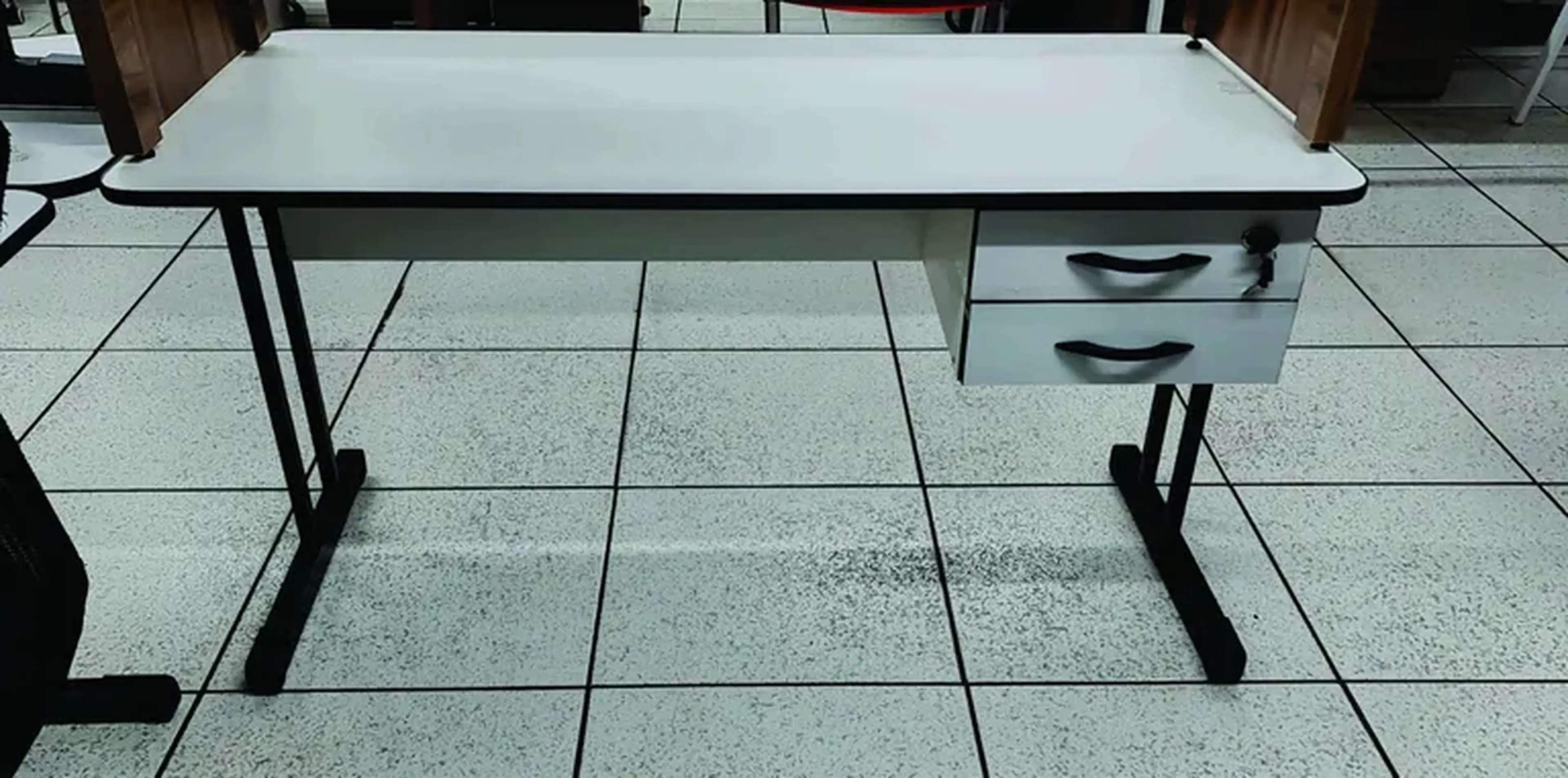 MESA COM 02 GAVETAS 150X60X74 TAMPO 15MM TRANCA 1ª GAV MARCA ABB imagem