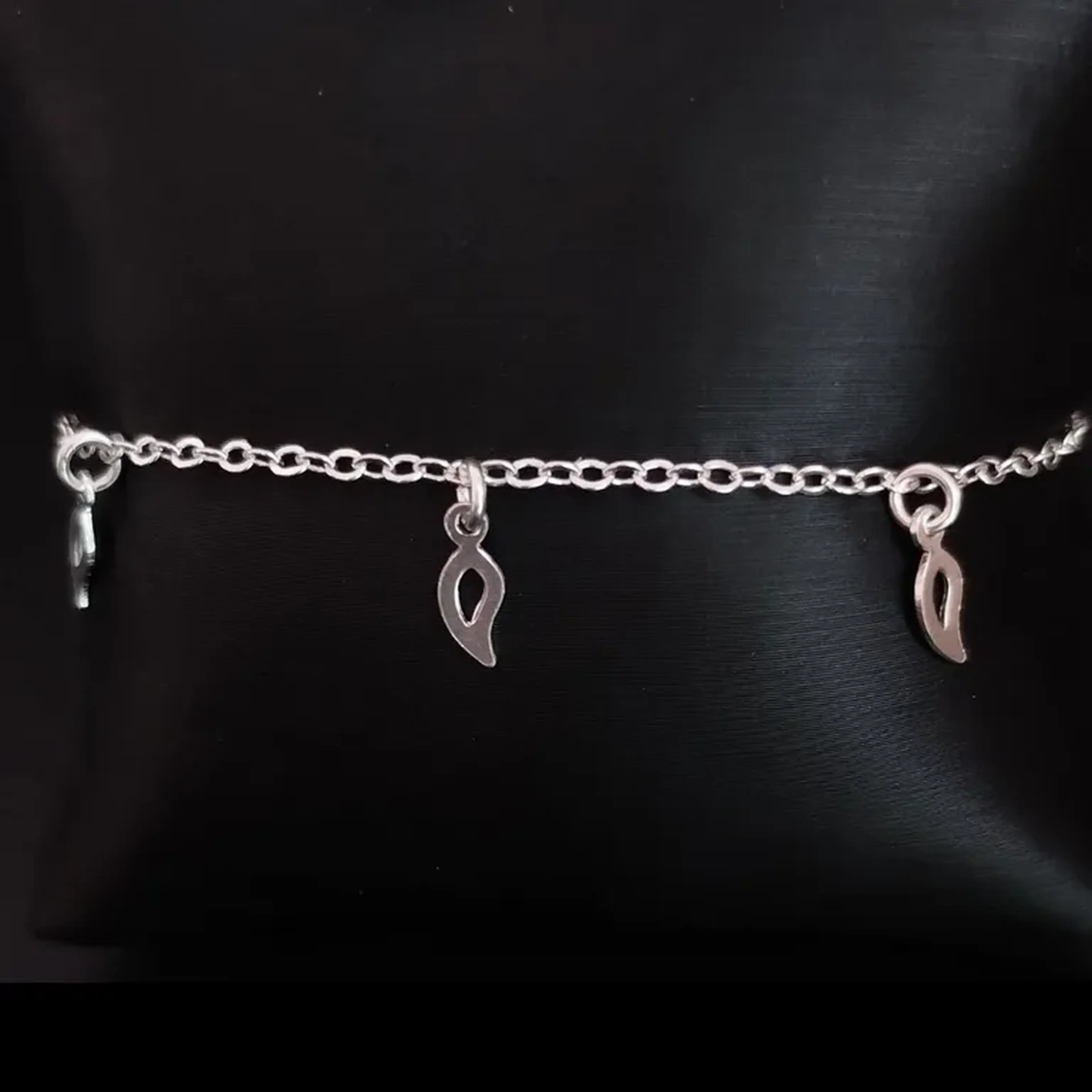 Pulseira com Lua pendurada. imagem