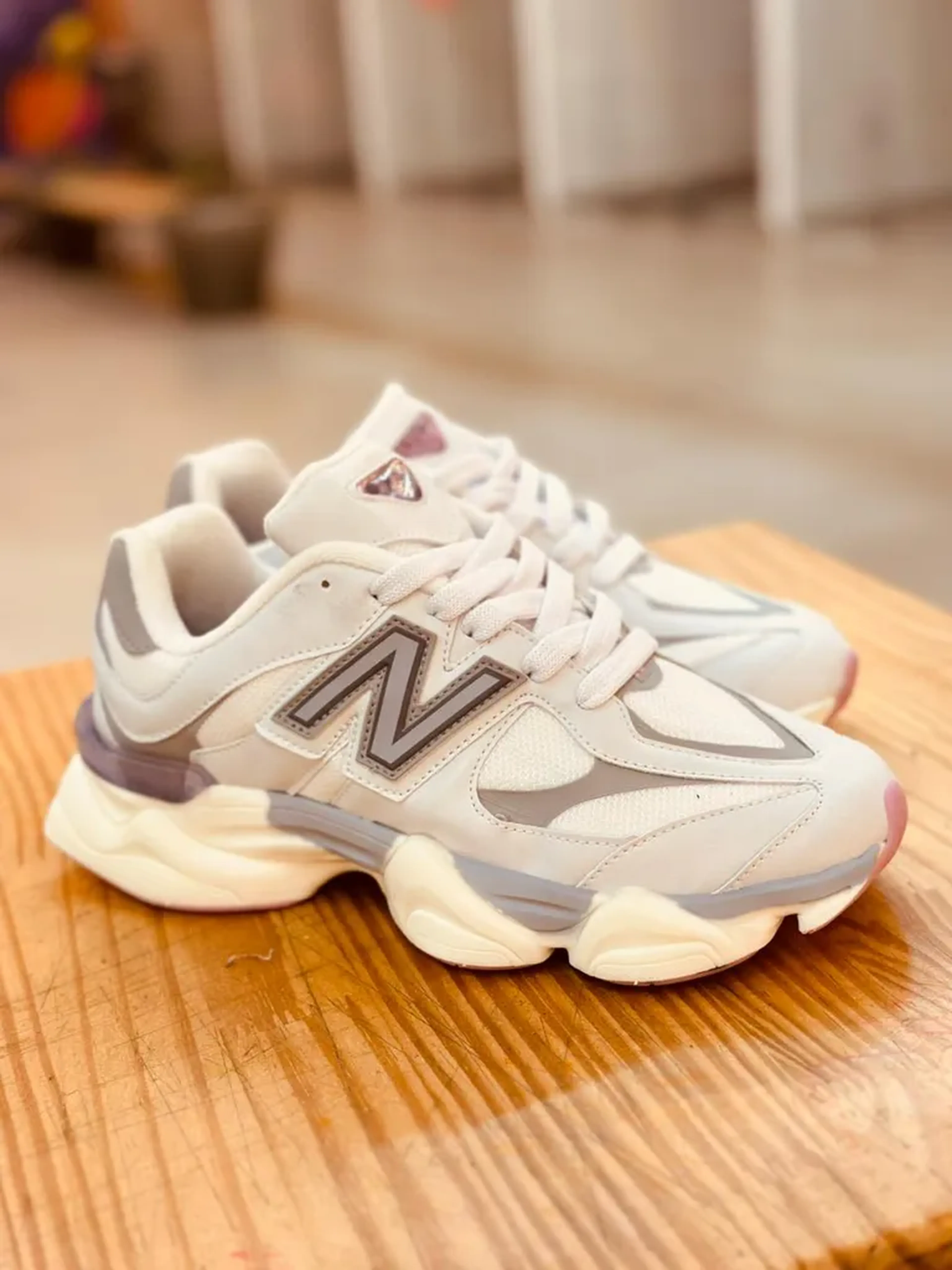 Tênis New Balance 9060 Cinza e Rosa imagem