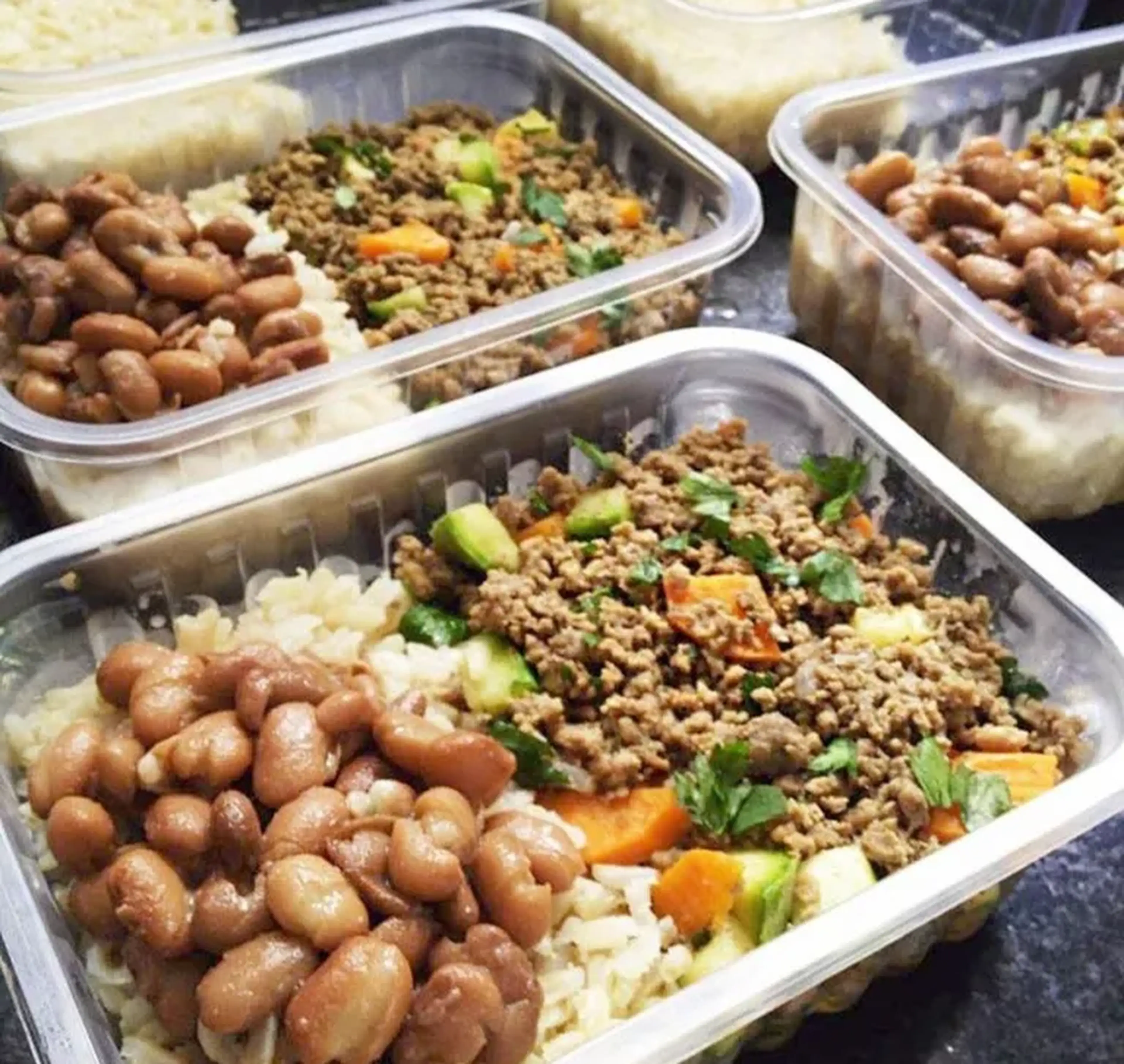9 - Arroz, feijão, carne moída ao molho com cenoura e batata imagem