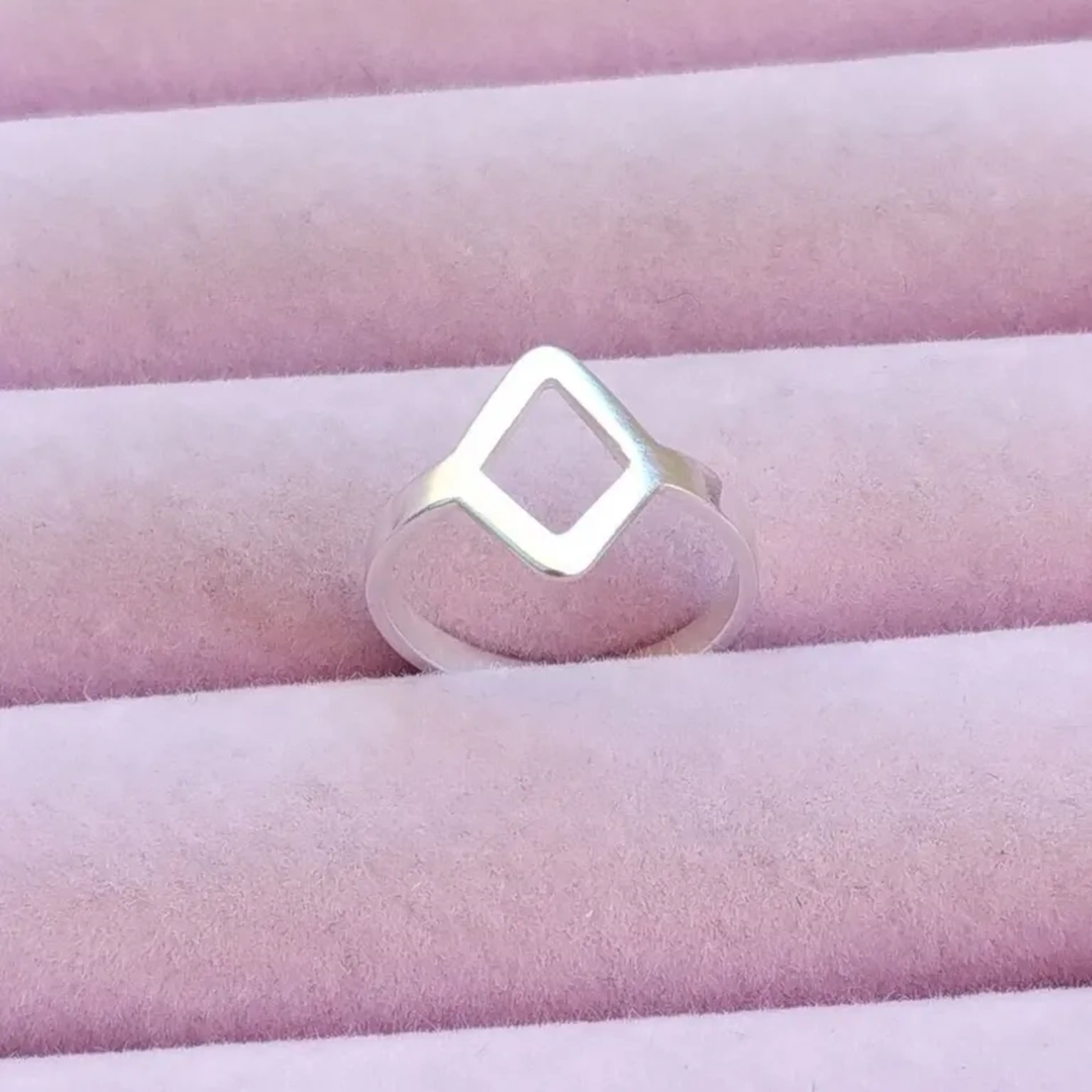 Anel Geométrico Losango Vazado em Prata 925 imagem