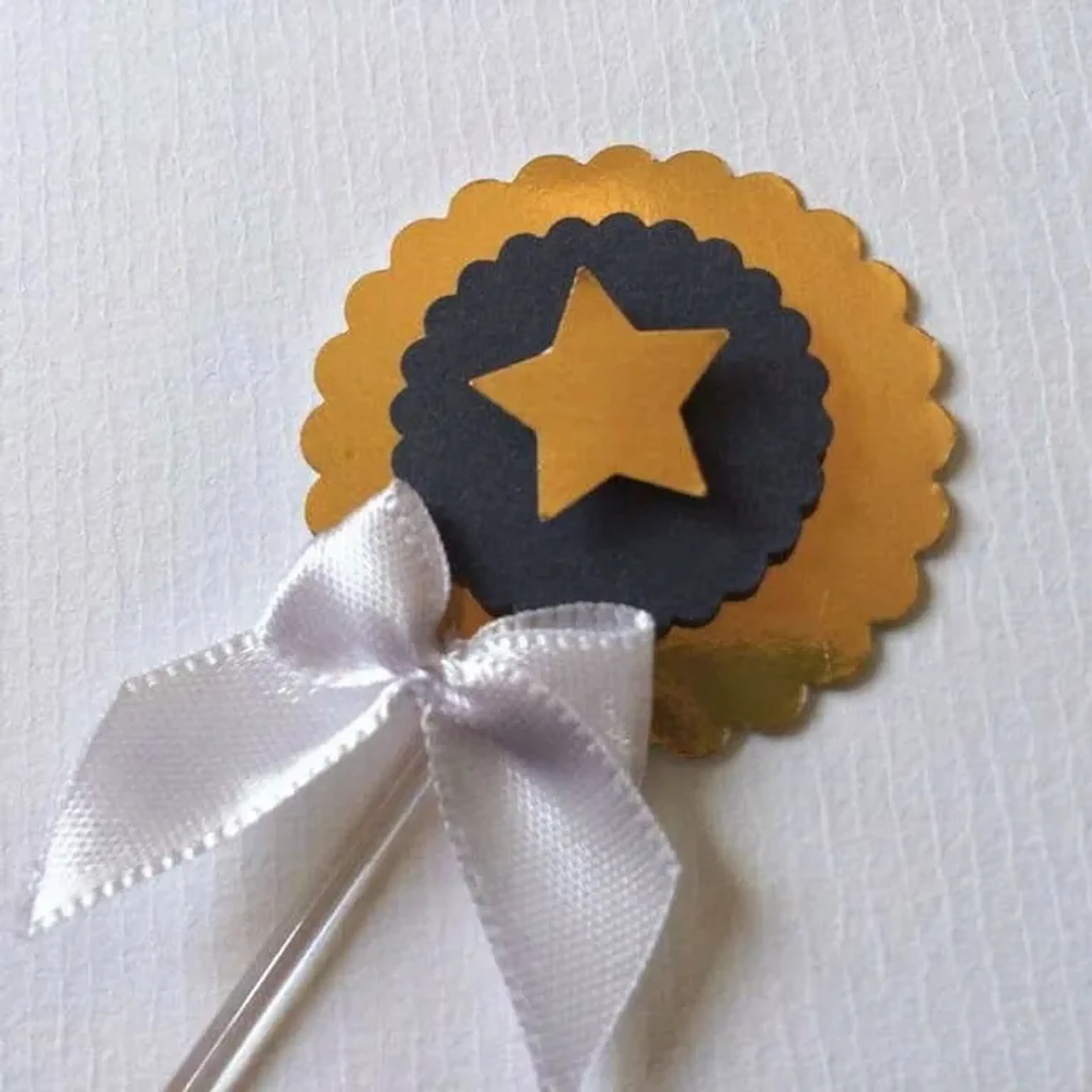 100 Mini Estrelas Douradas Papel Scrapbook Para Topper Doces imagem