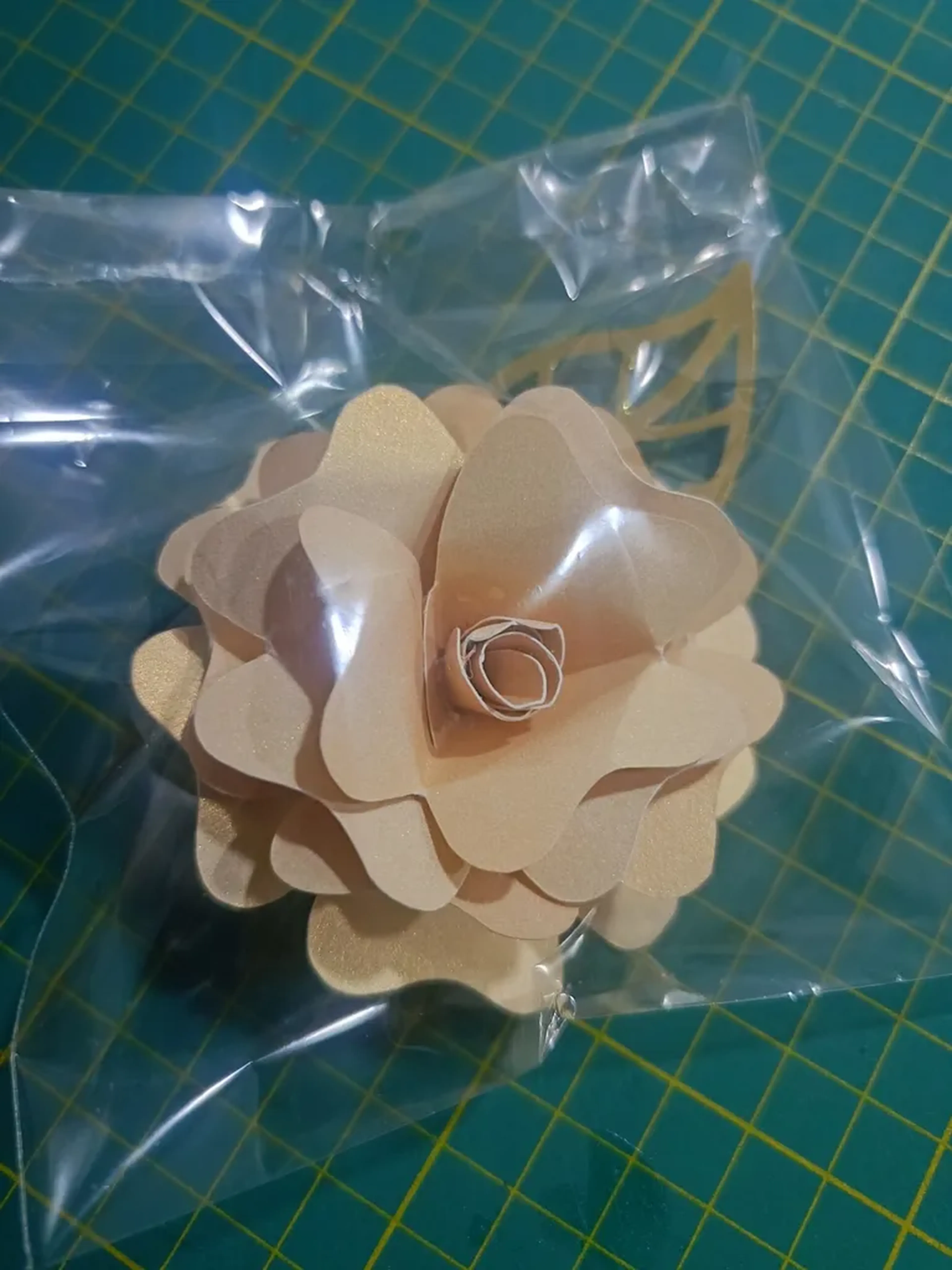 Flor de papel para bolo dourada imagem