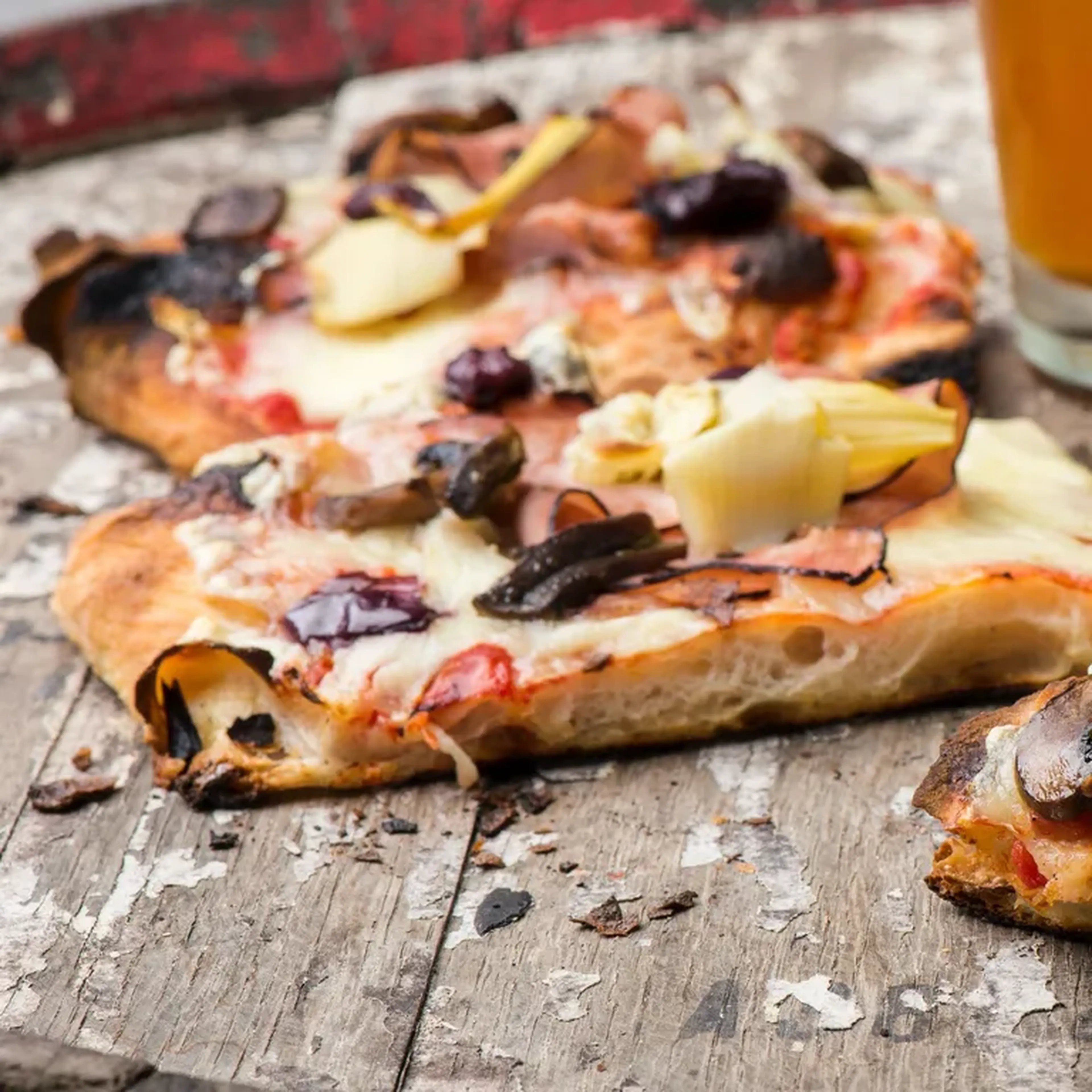 Pizza Romana Capricciosa imagem