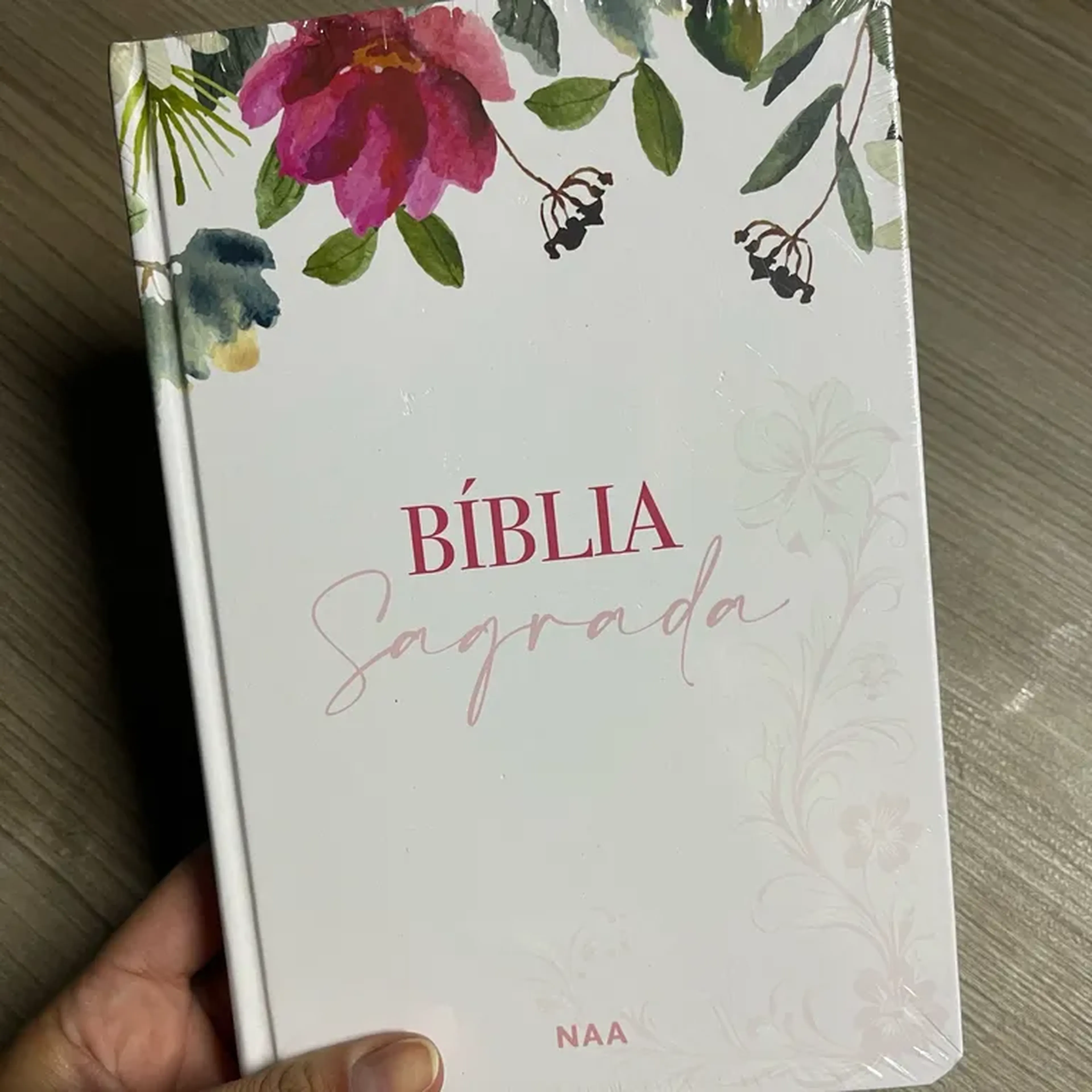 Bíblia NAA branca e rosa imagem