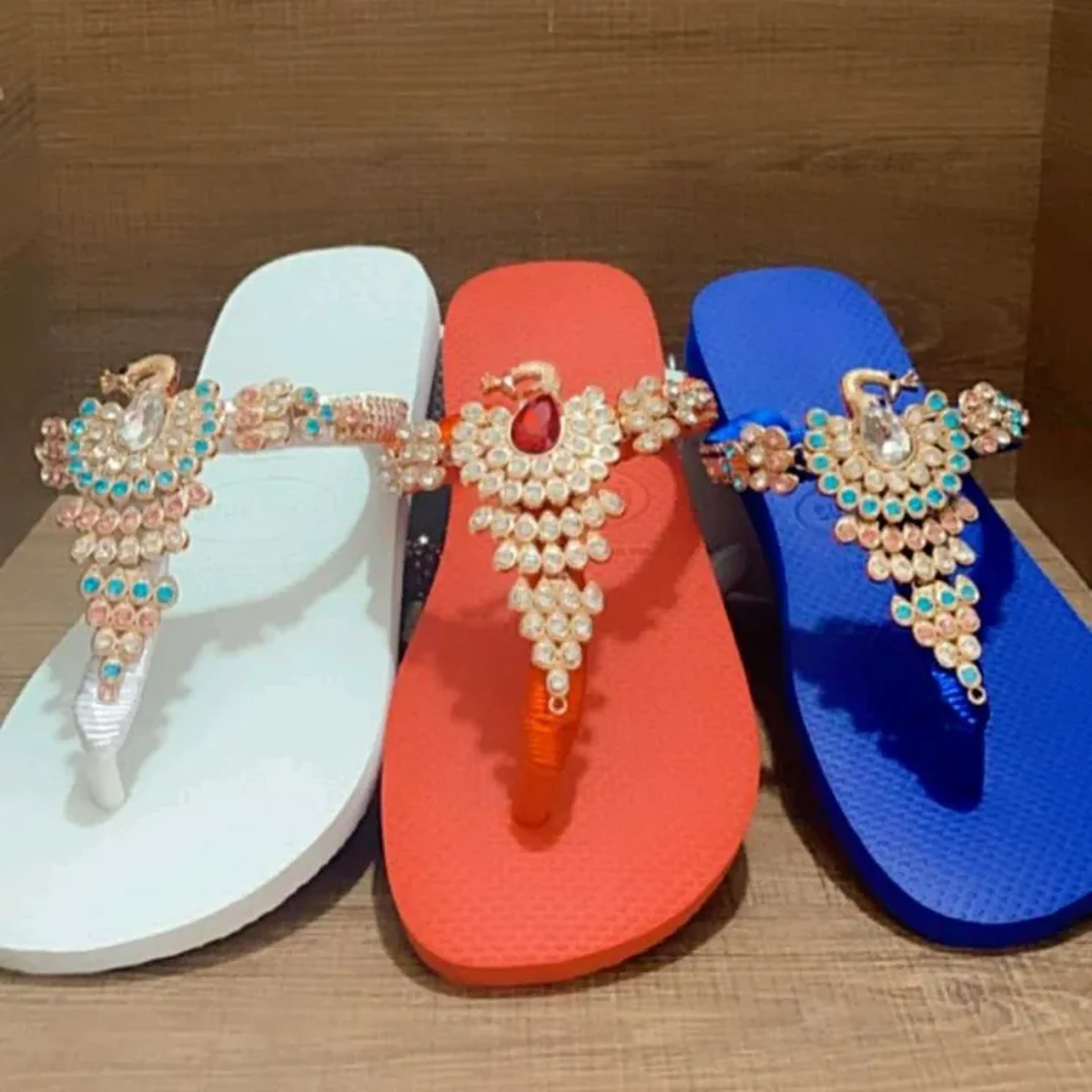 havaianas frente única jóia pavão em strass várias cores imagem