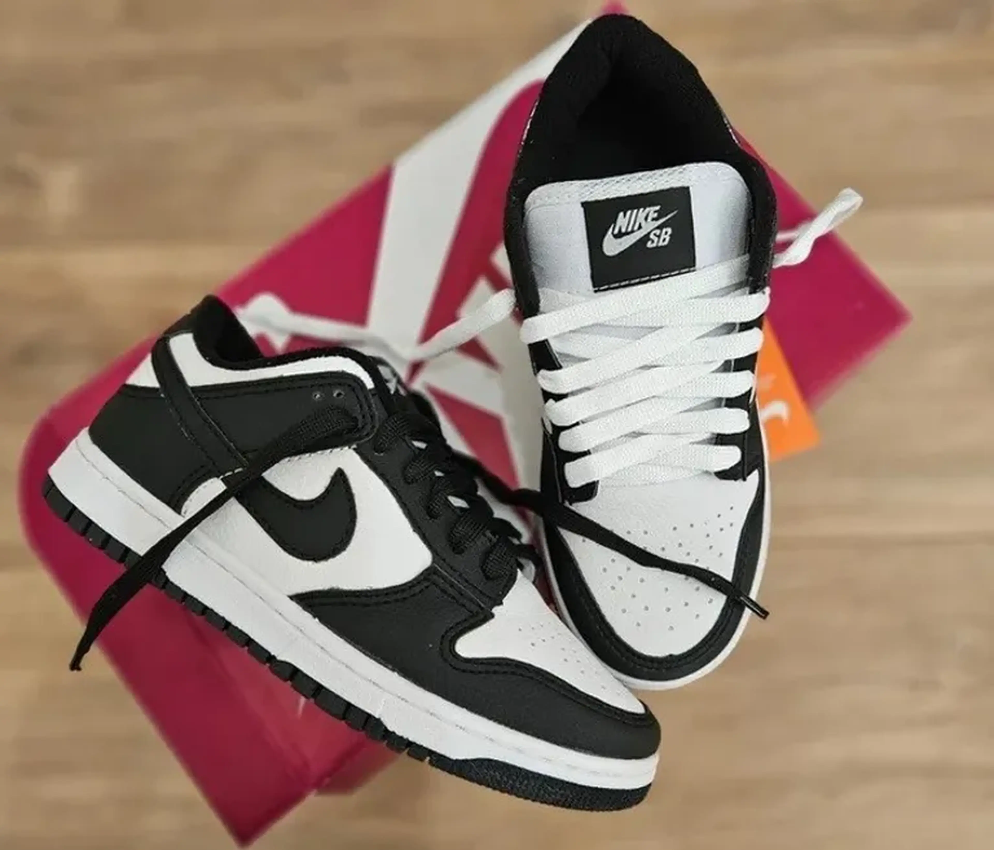 TÊNIS NIKE DUNK LOW SB PRETO COM BRANCO imagem
