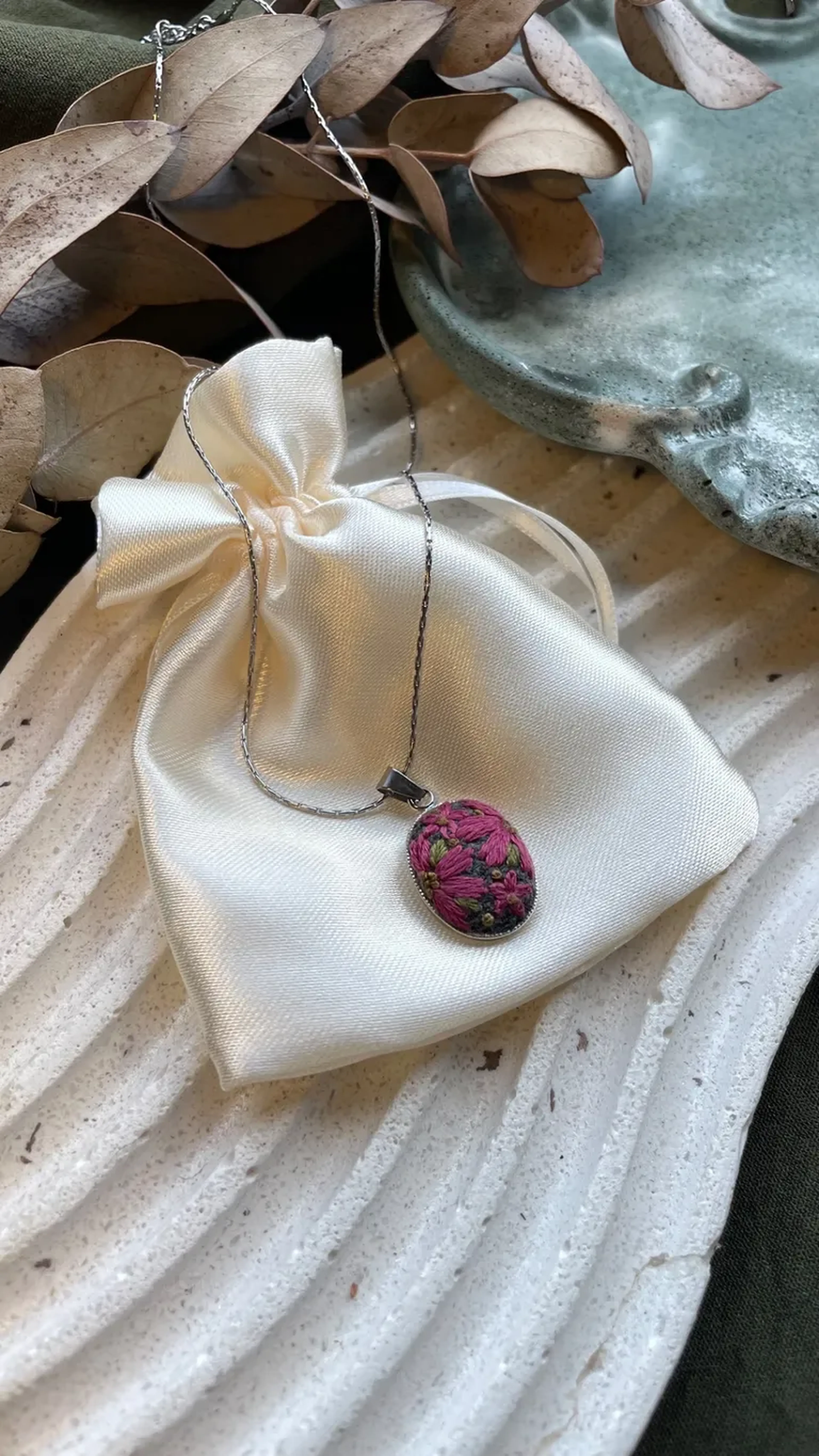 Colar prata com bordado de flor rosa imagem