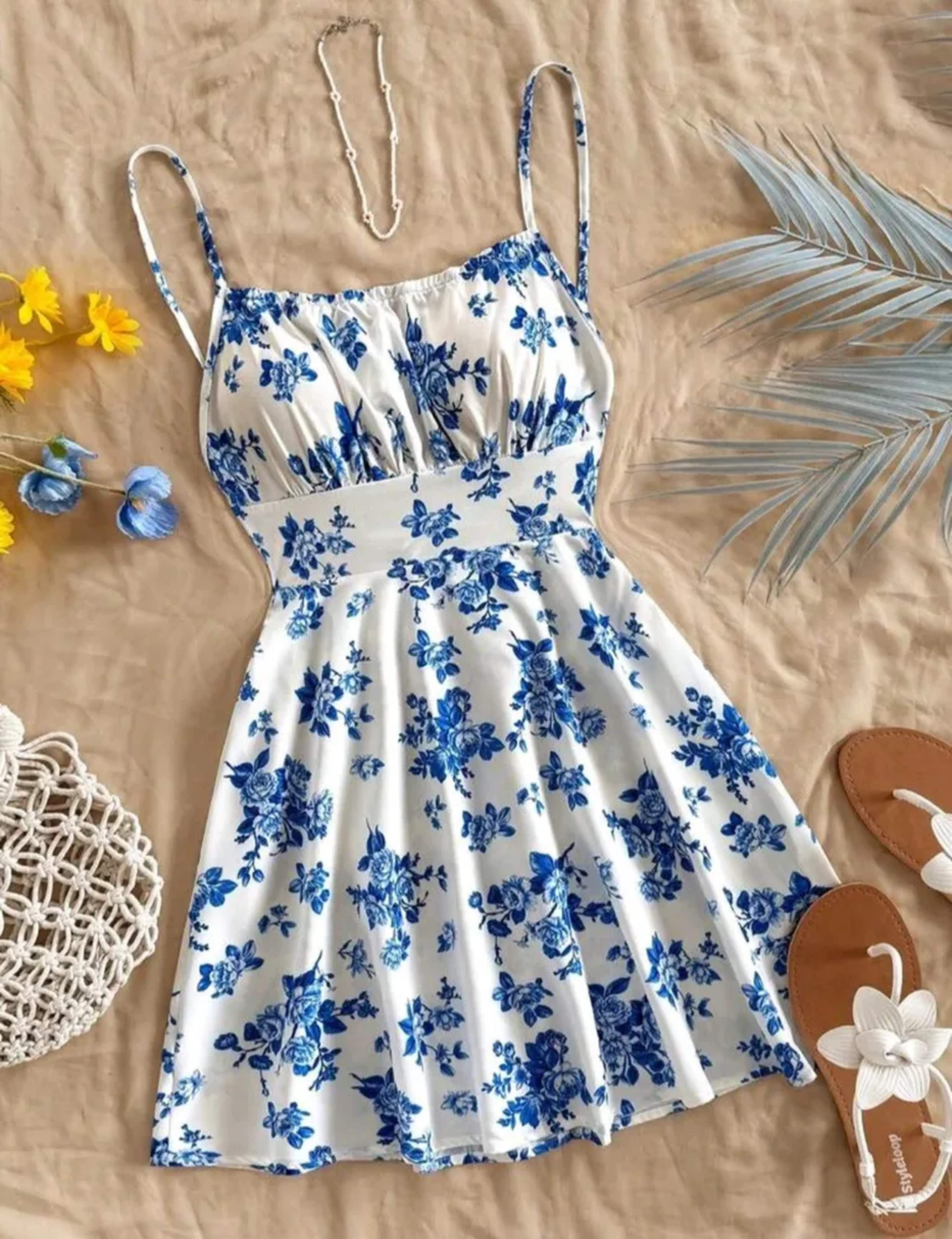 Soleia Vestido Curto Azul e Branco com Estampa Floral e Costas A imagem