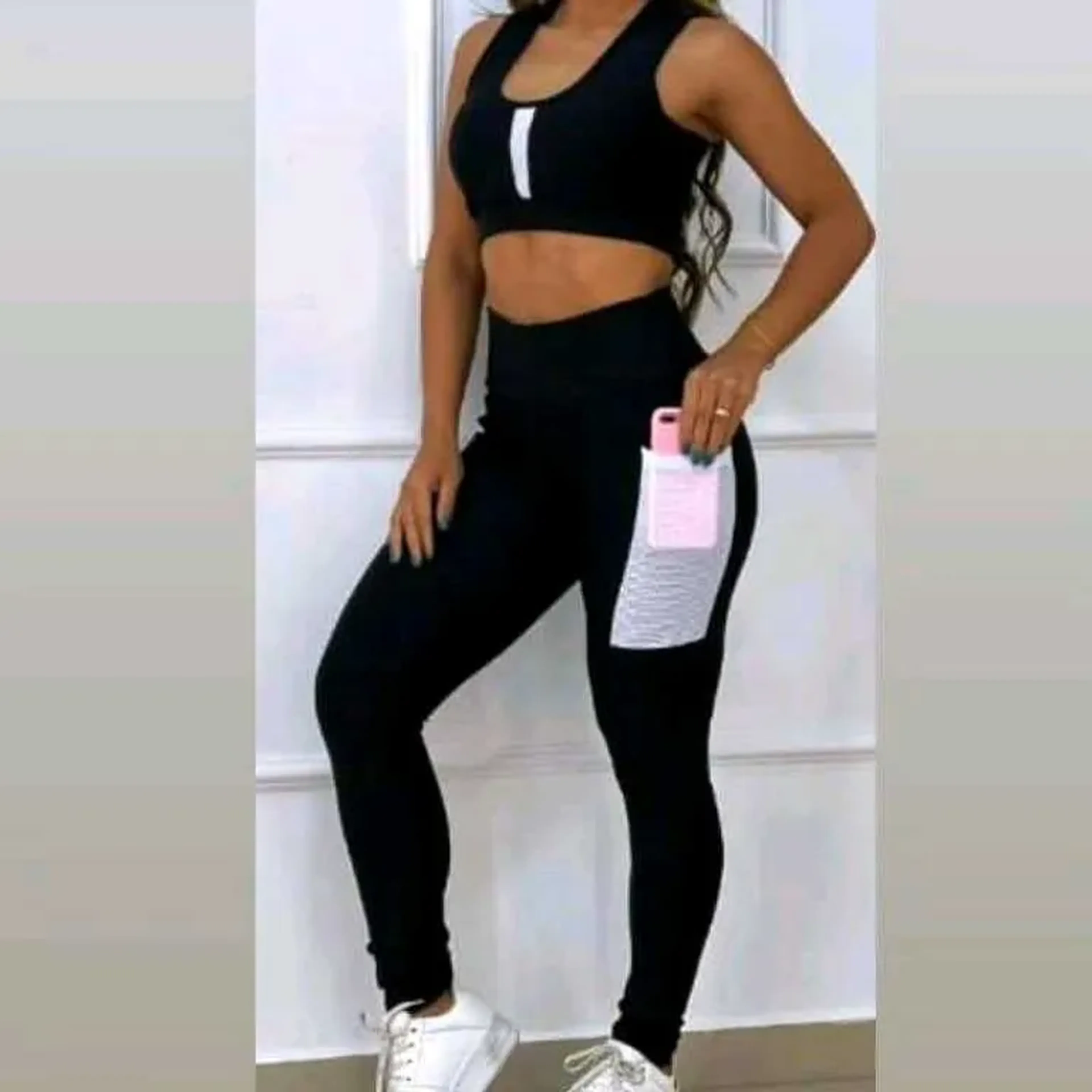 Conjunto preto com bolso branco imagem