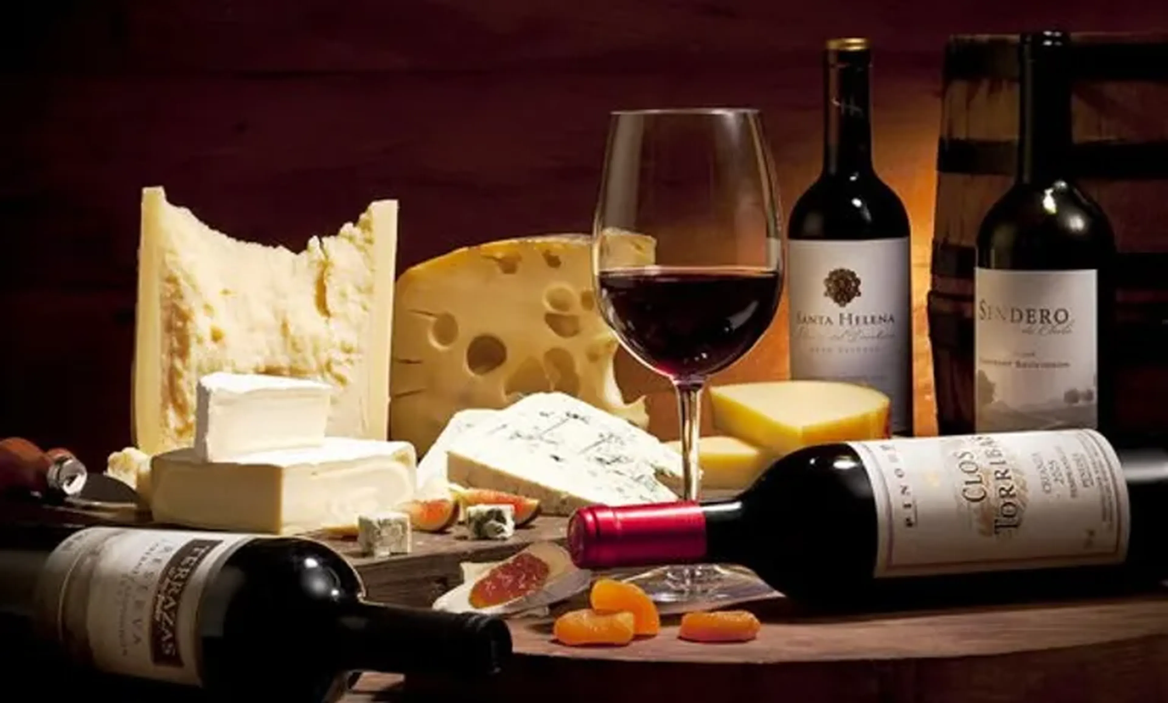 Noite de queijos e vinhos com os amigos imagem