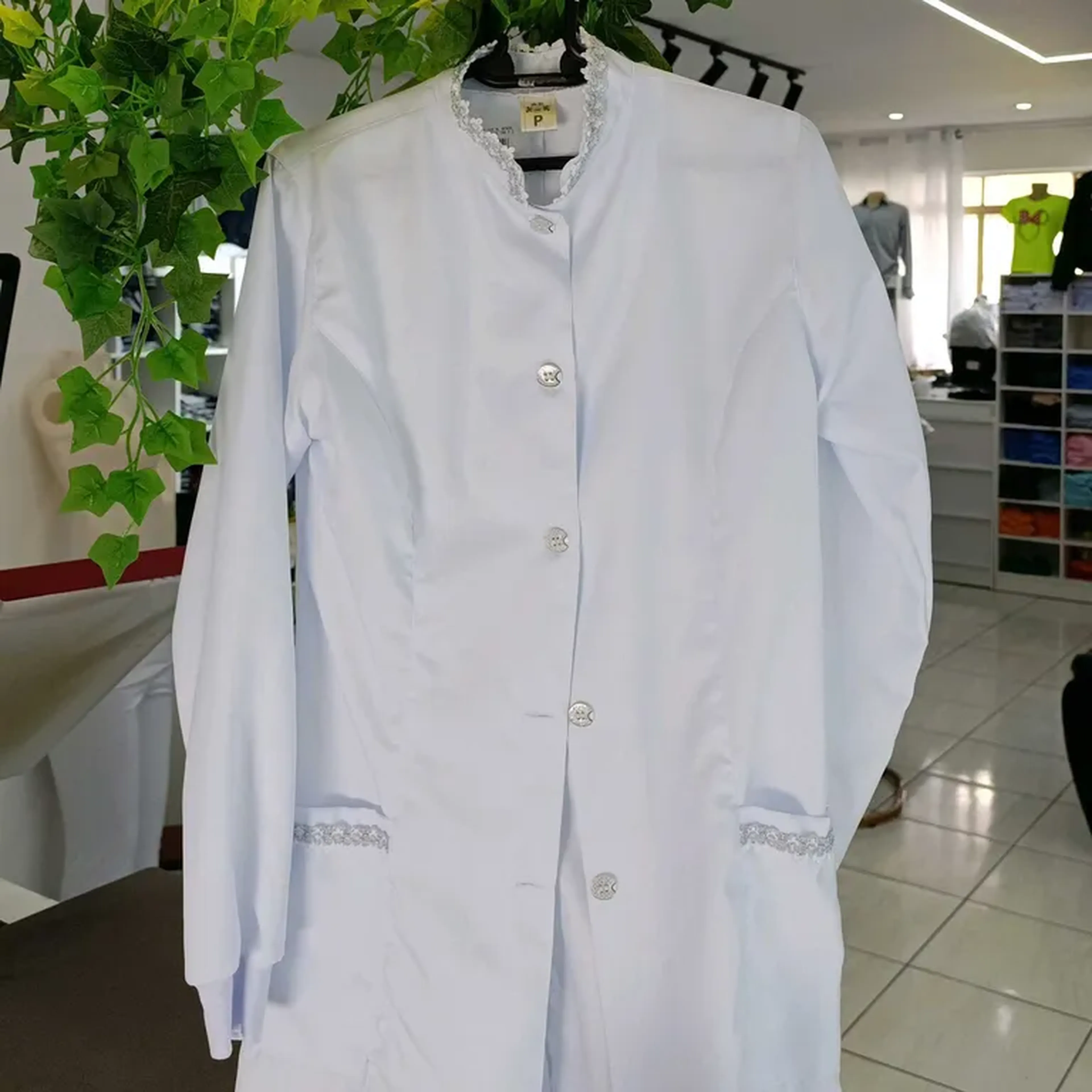 Jaleco feminino gabardine gola padre renda prata com punho imagem