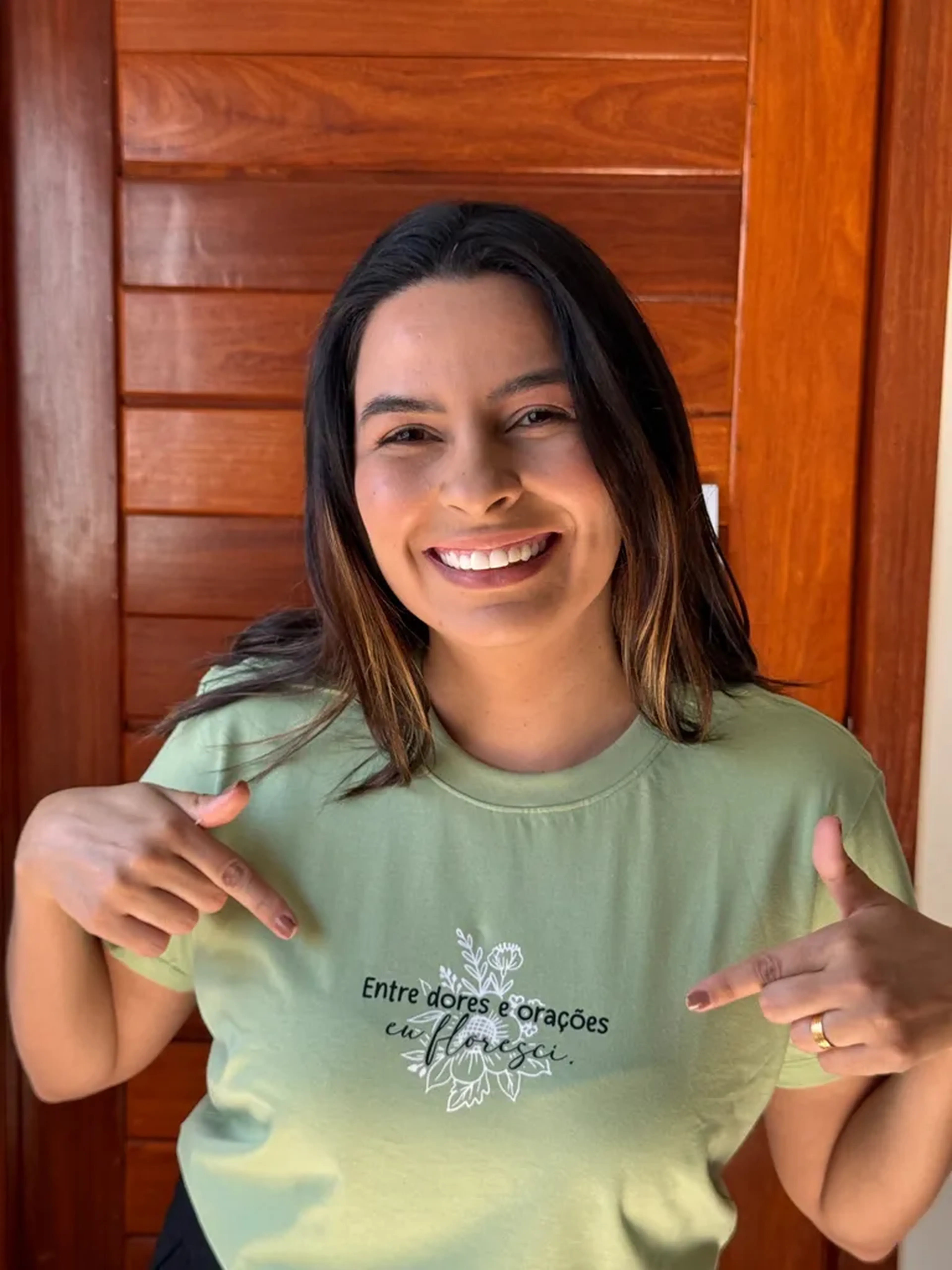 Camiseta - entre dores e orações eu floresci imagem