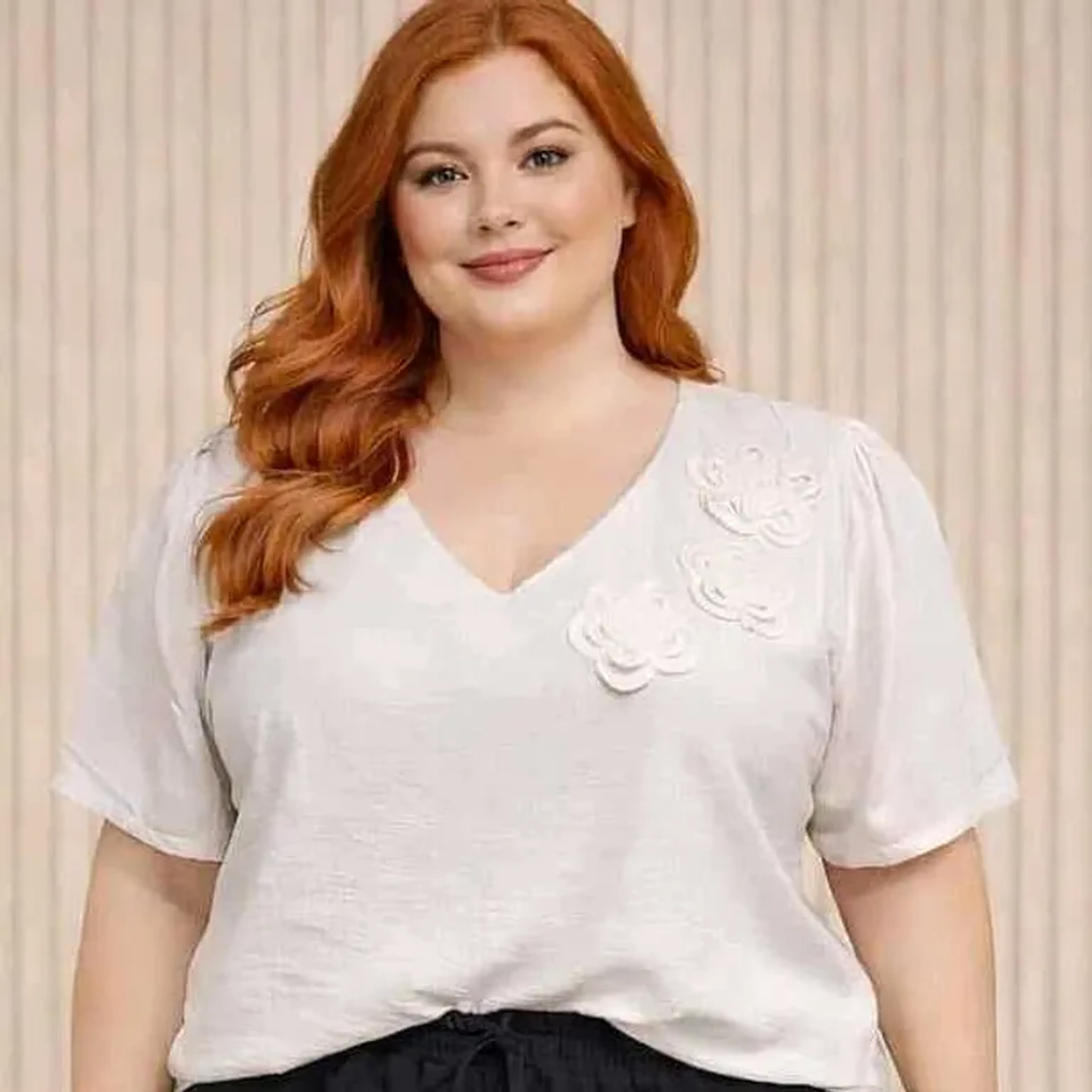 BLUSA BORDADA ENCANTO FLORAL imagem