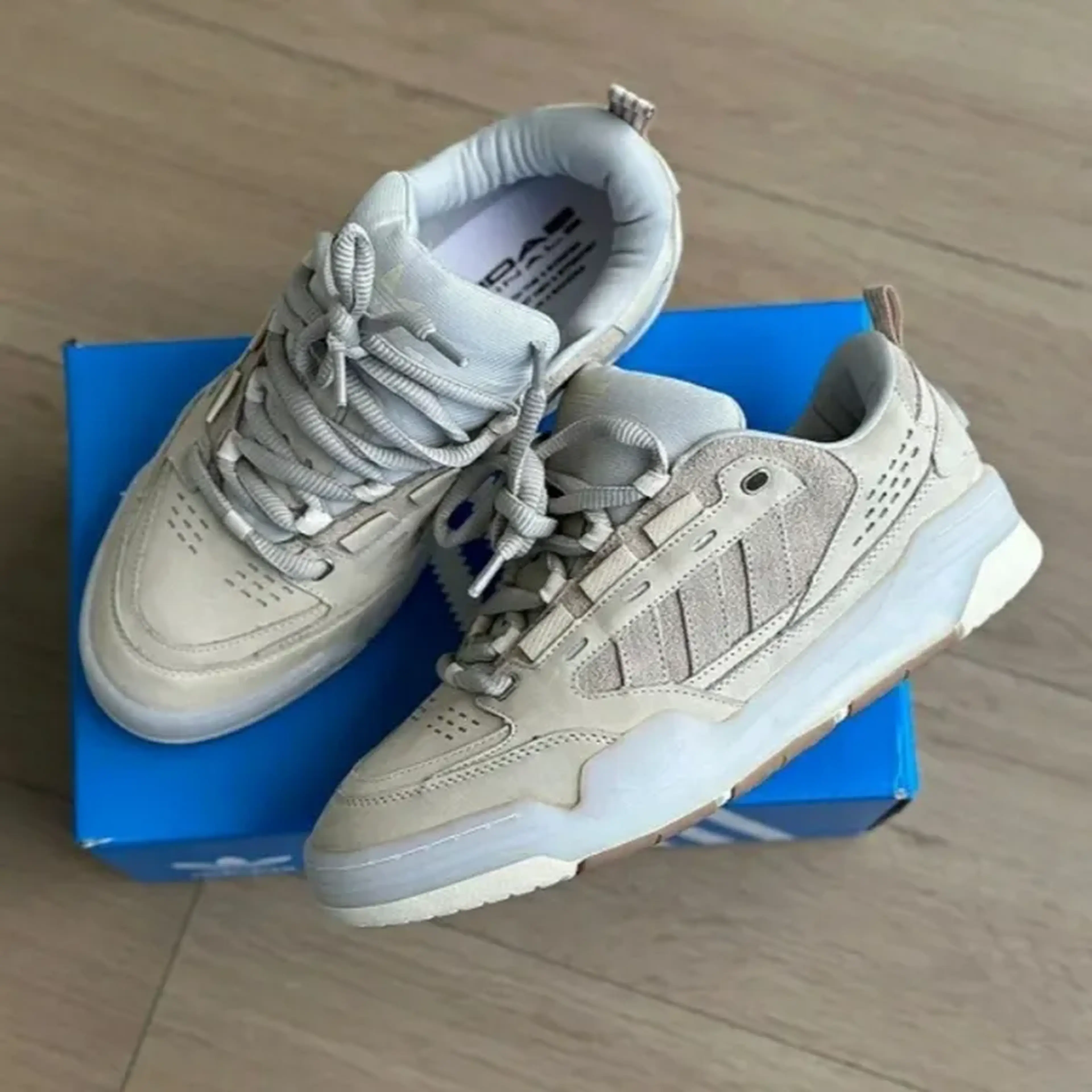 Adidas 2000 Bege Premium imagem