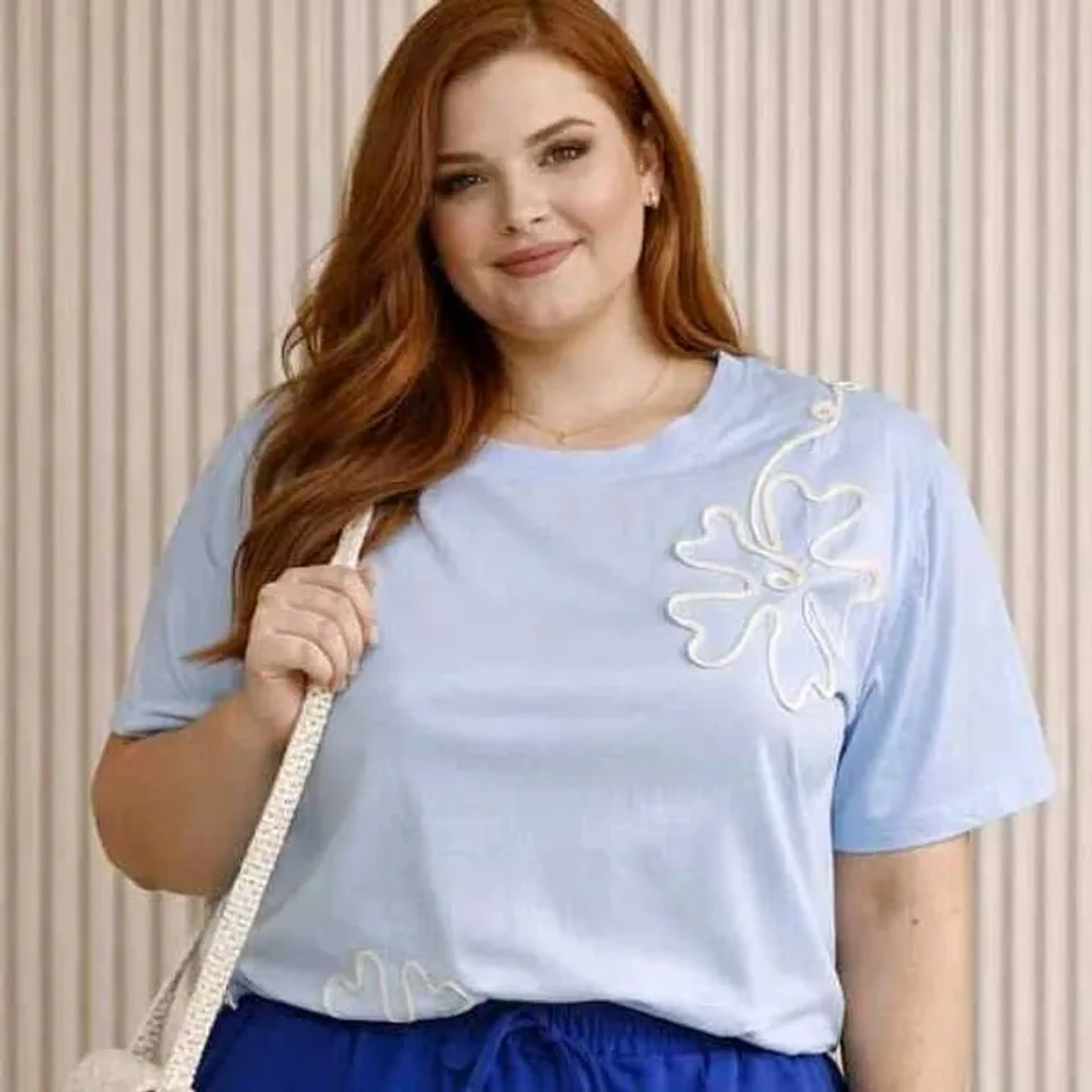 BLUSA TIPO T-SHIRT BORDADA, EM ALGODÃO imagem