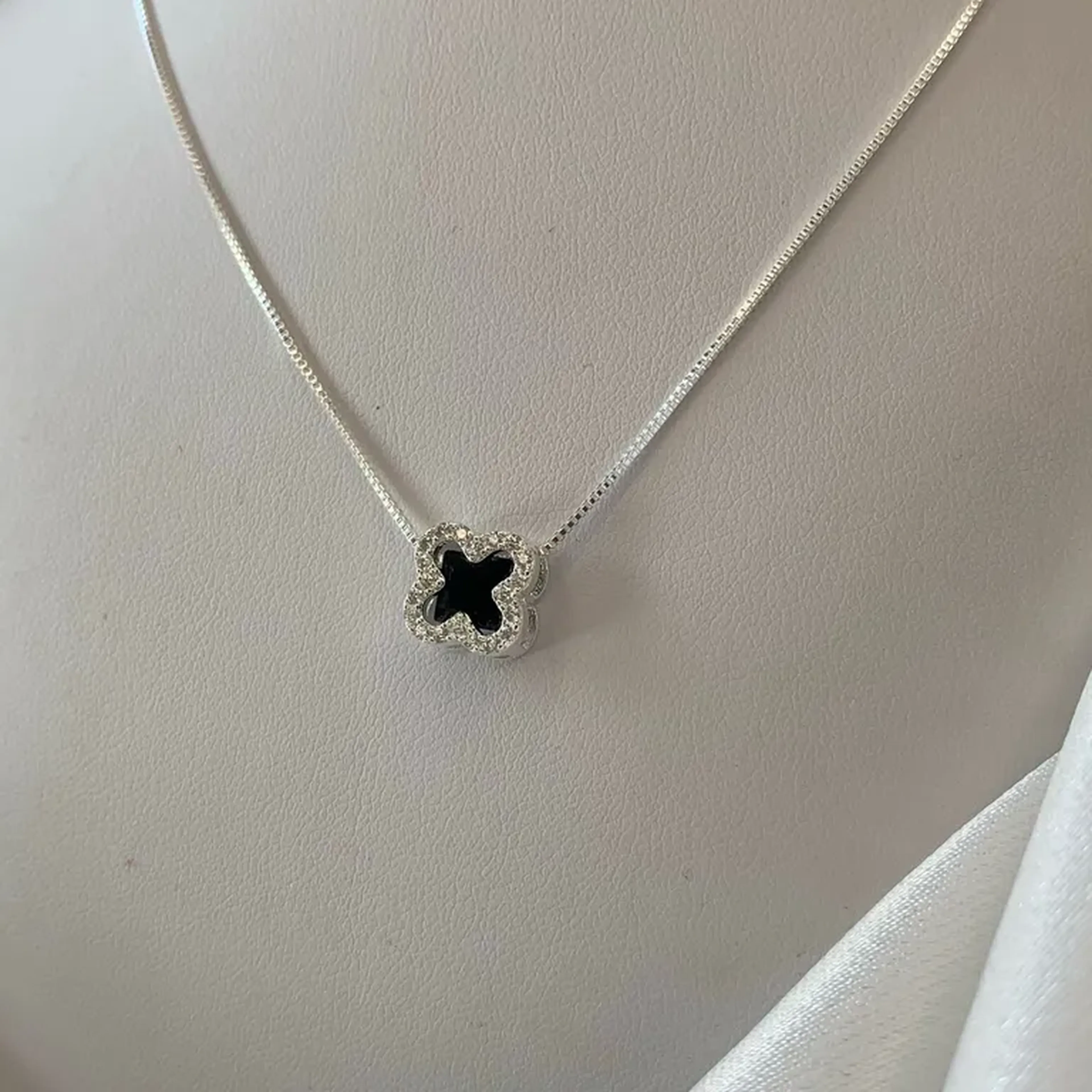 Colar com pingente X cravejado com pedra interna preta imagem