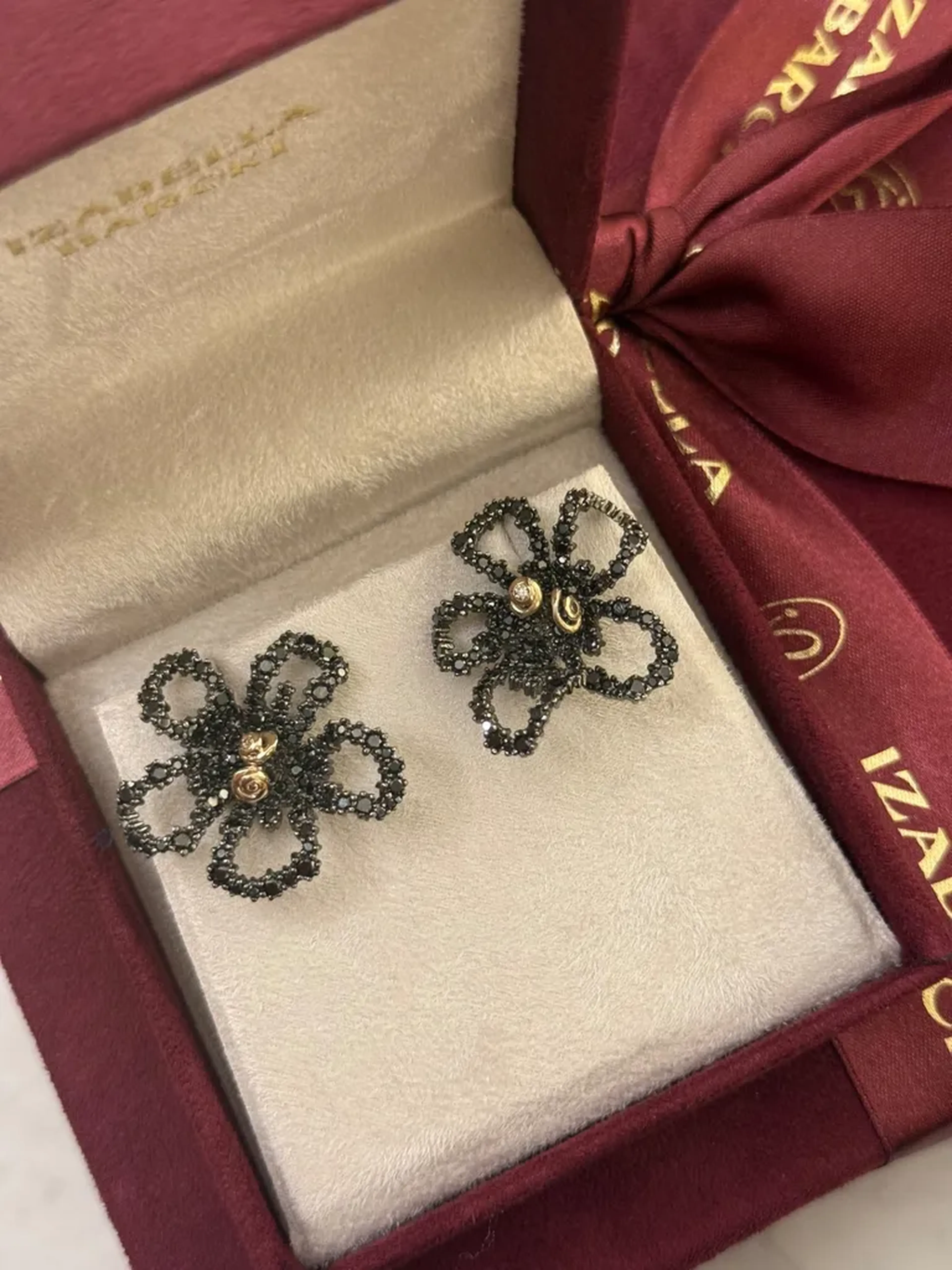 Brinco em ouro nobre 18k com diamantes negros imagem