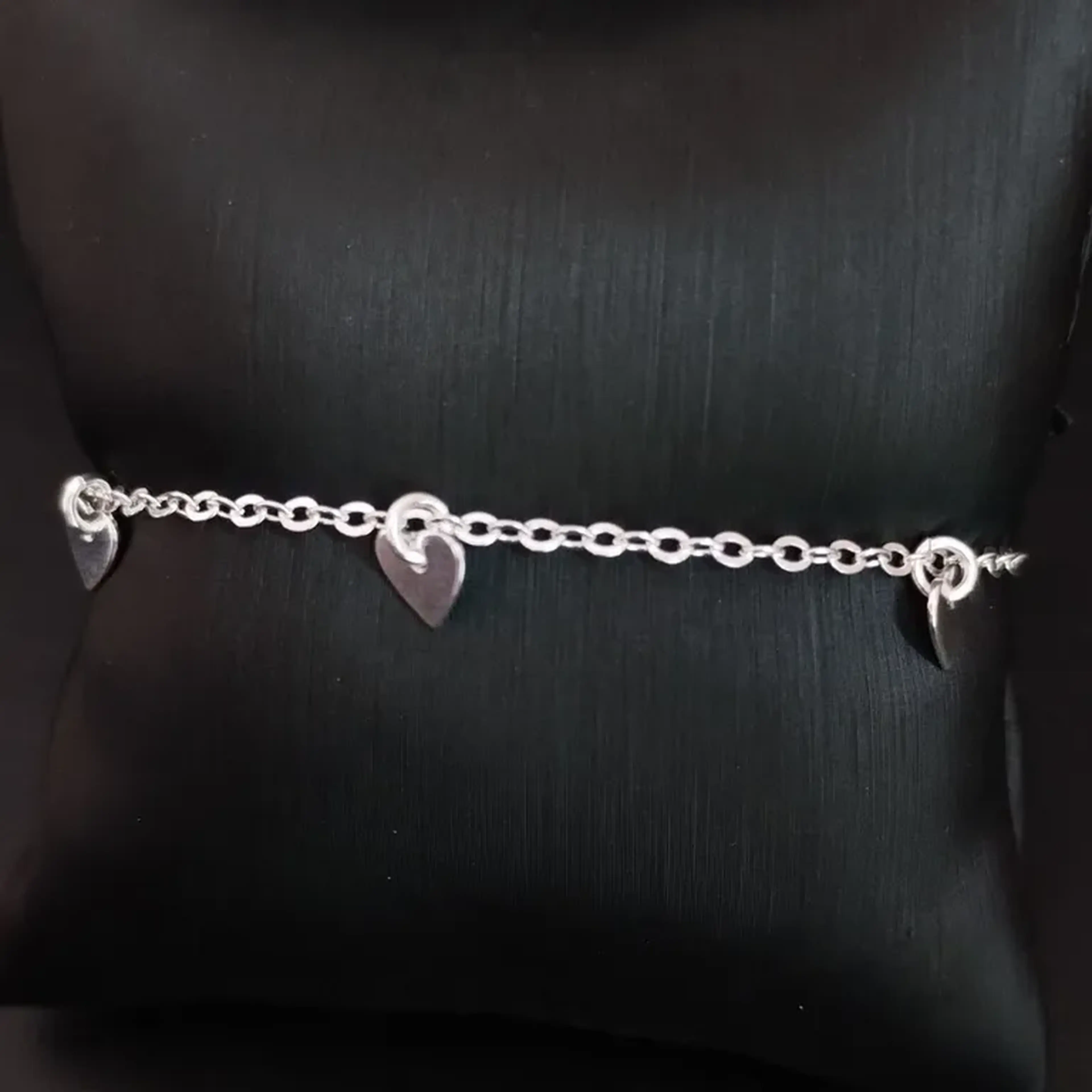 Pulseira com corações pendurado. imagem