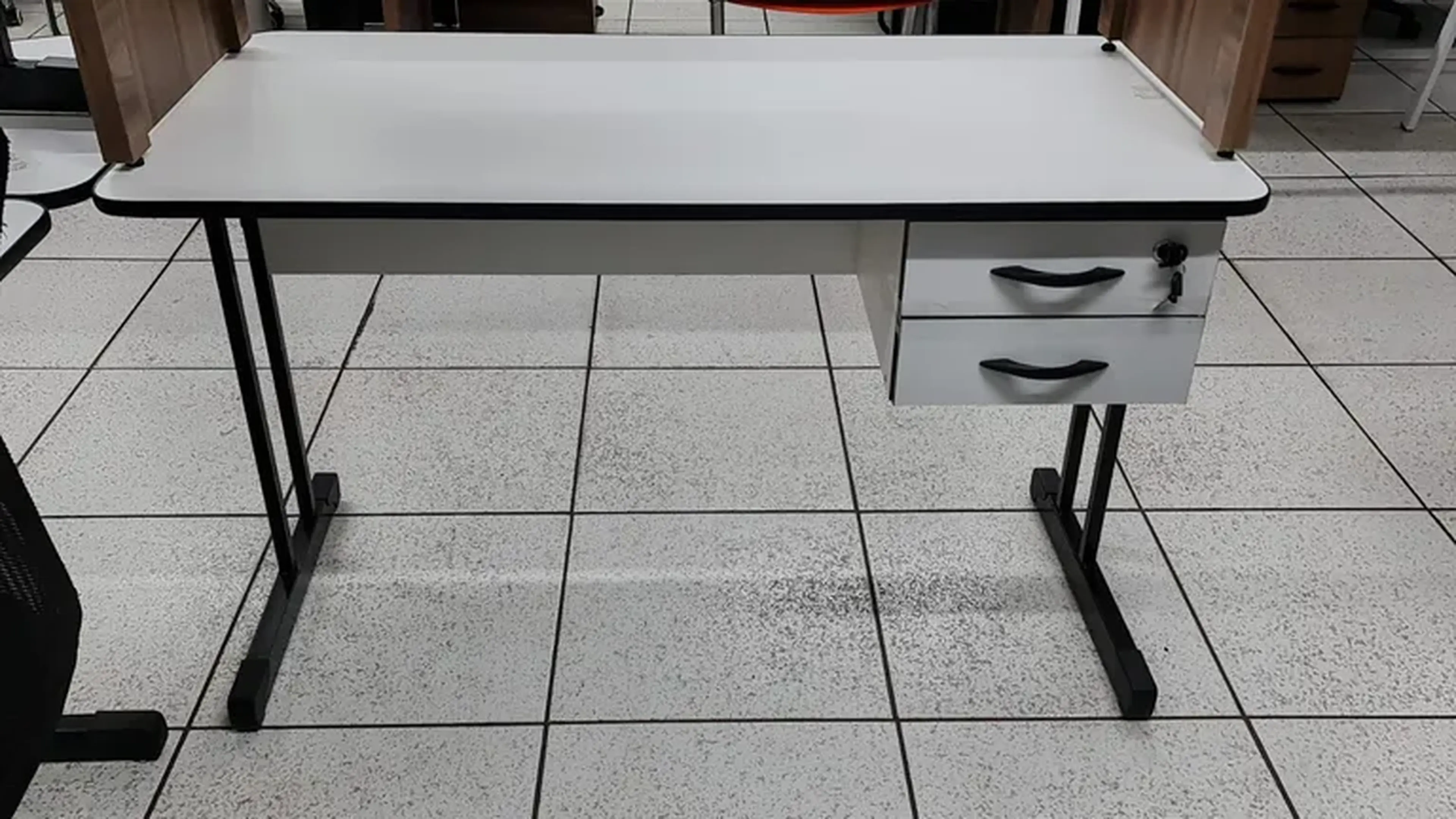 MESA COM 02 GAVETAS 120X60X74 TAMPO 15MM TRANCA 1ª GAV MARCA ABB imagem