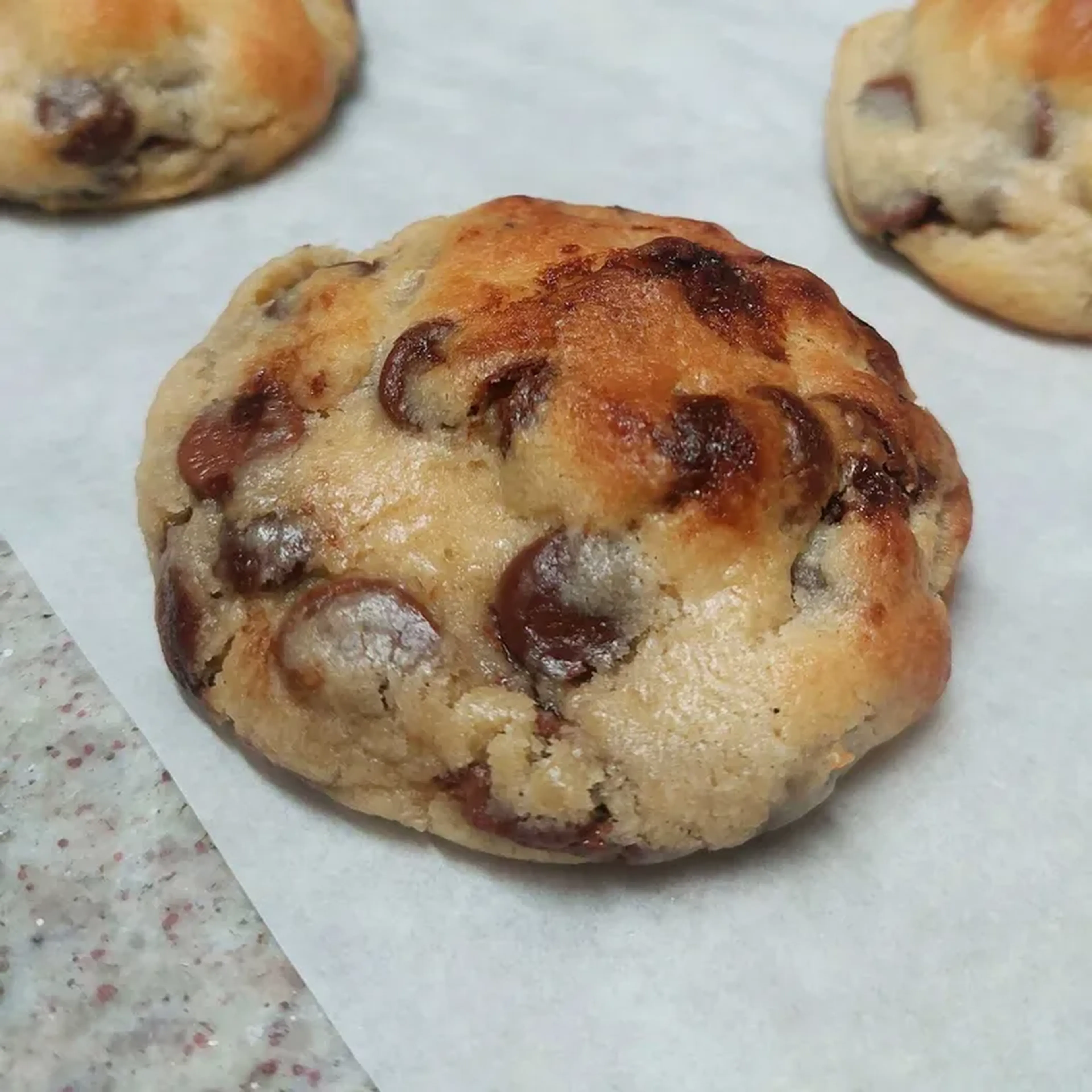 Cookie clássico com ganache de chocolate ao leite e amargo (80g) imagem