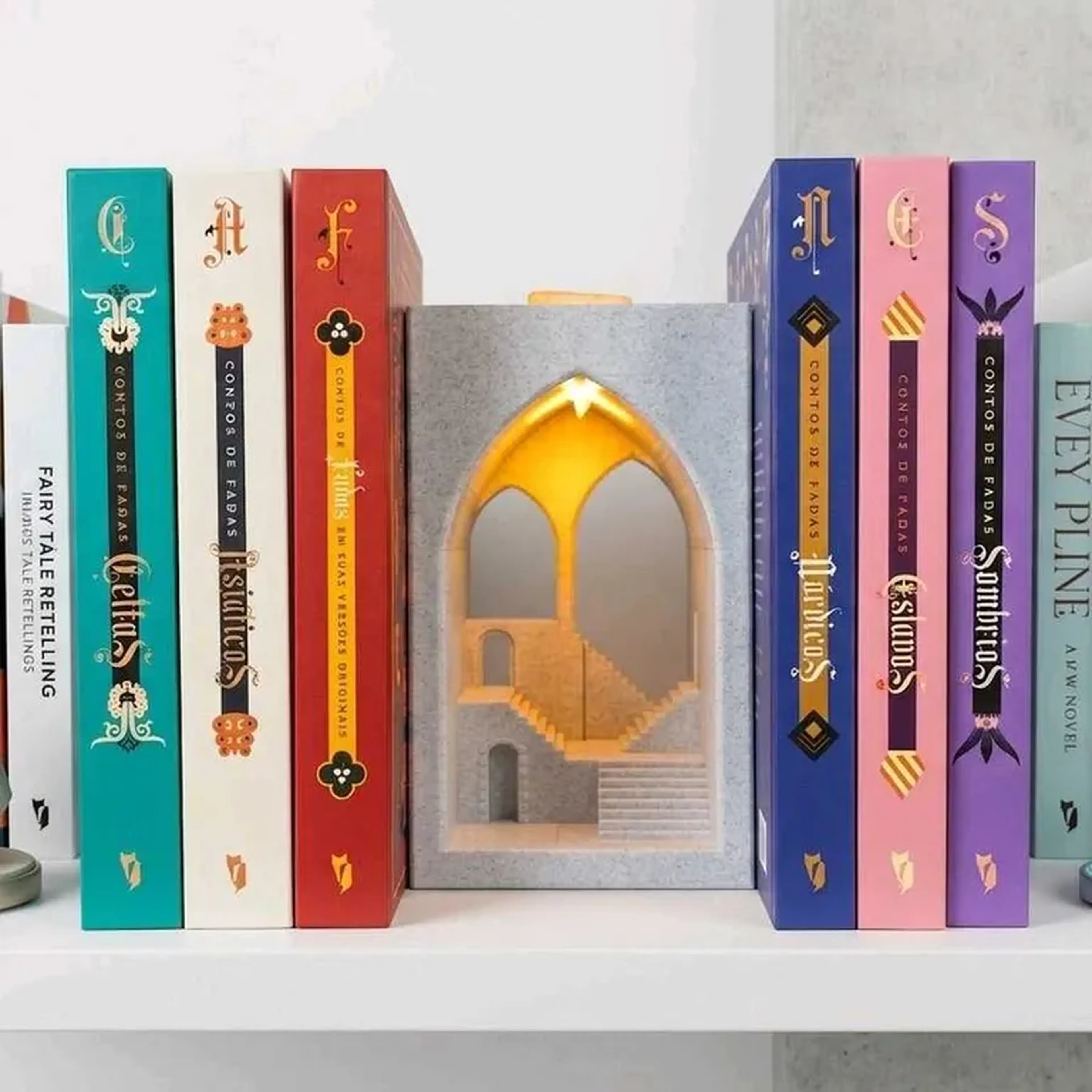 Luminária book nook templo místico imagem