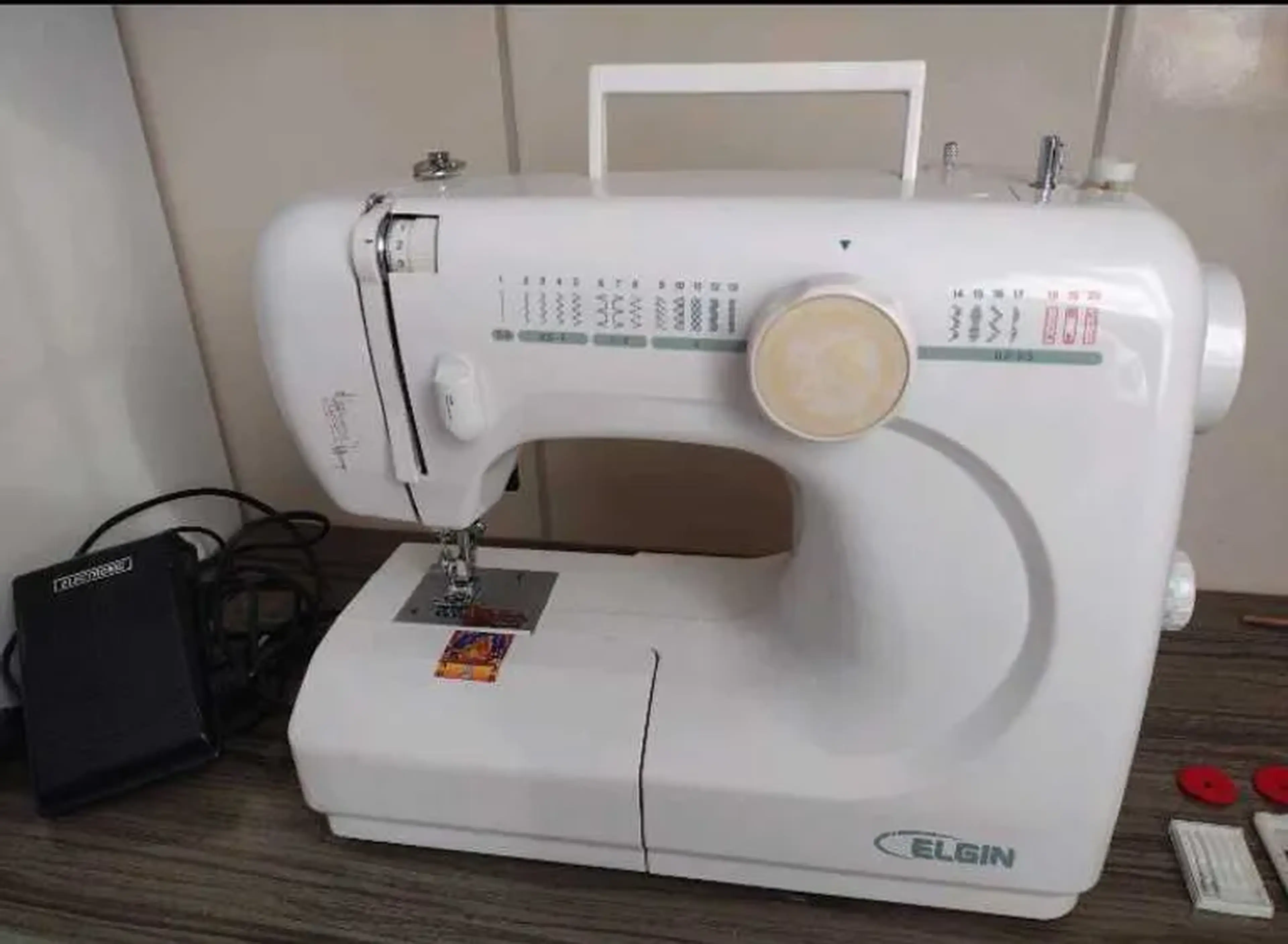 Máquina de Costura Elgin JX 4000 - 220V imagem